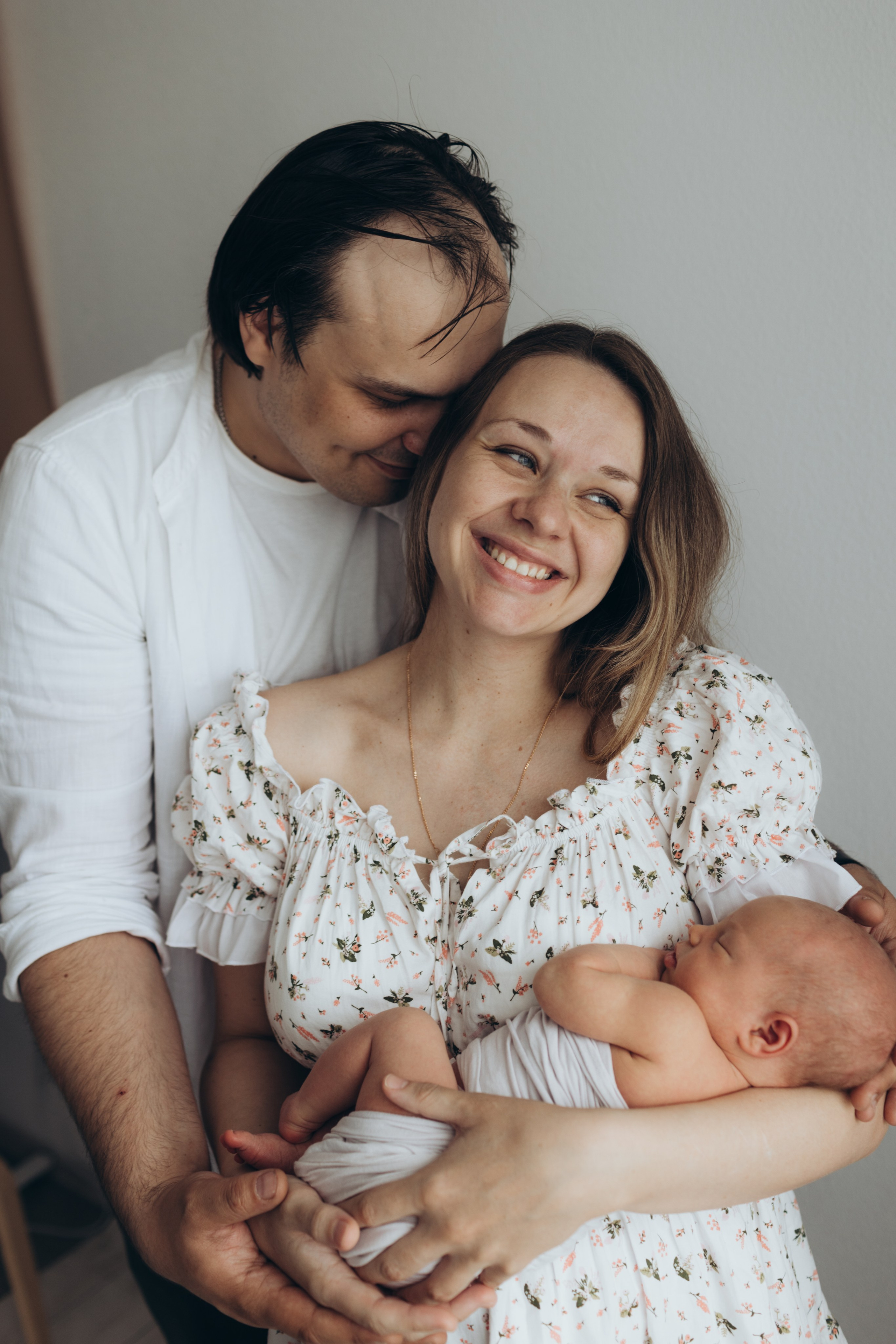 Newborn (фотосессия новорожденных). Фотостудия для новорожденных и малышей в Твери — На ручки