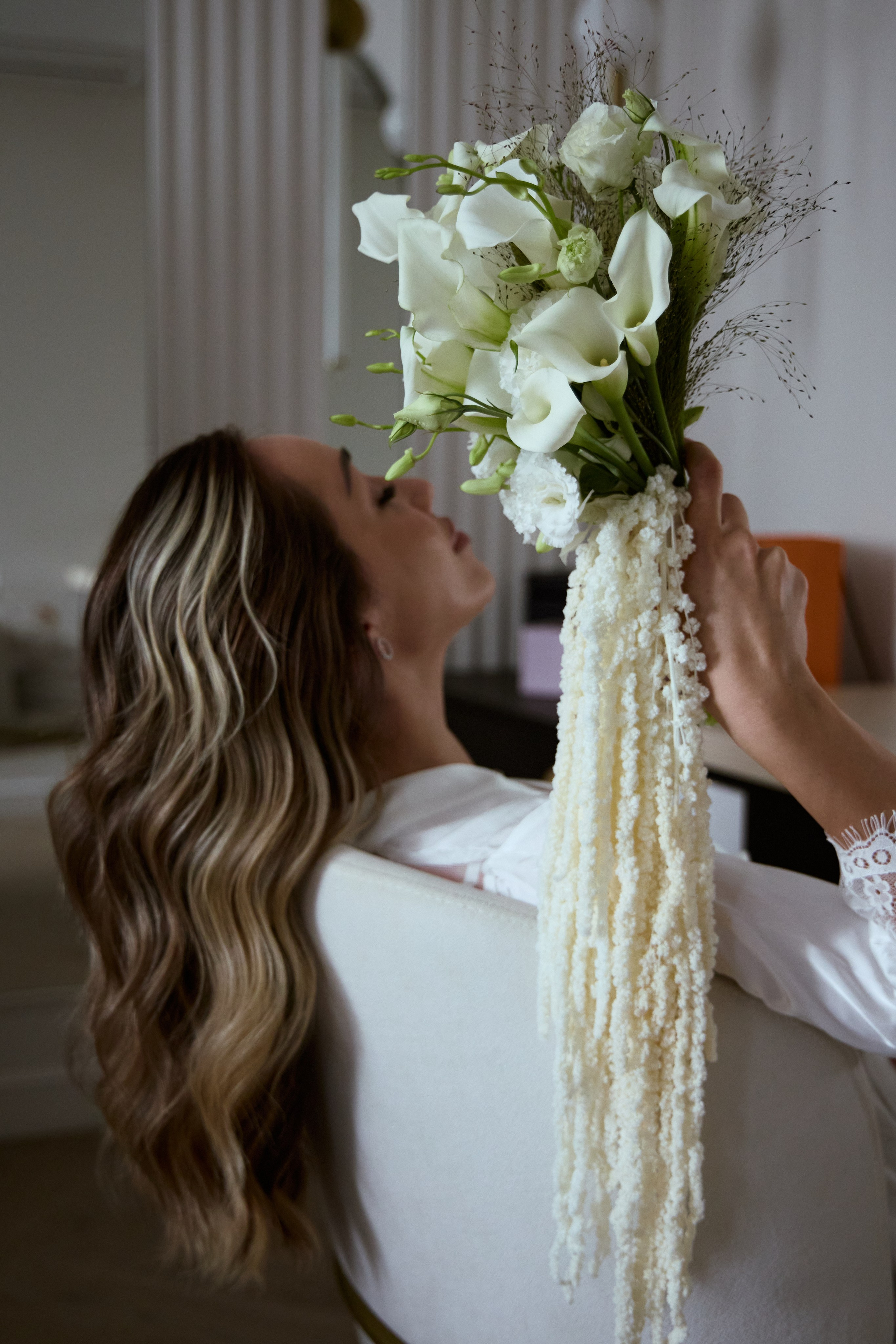 Фотосессия невесты перед зеркалом. свадебный фотограф в самаре.