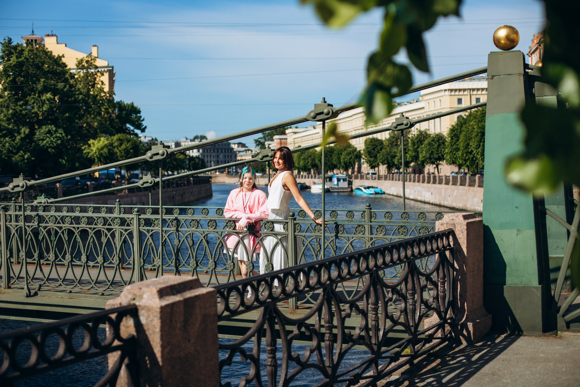 Анна с дочей в июне. Фотопрогулка в Петербурге. Индивидуальный и семейный фотограф в Санкт-Петербурге