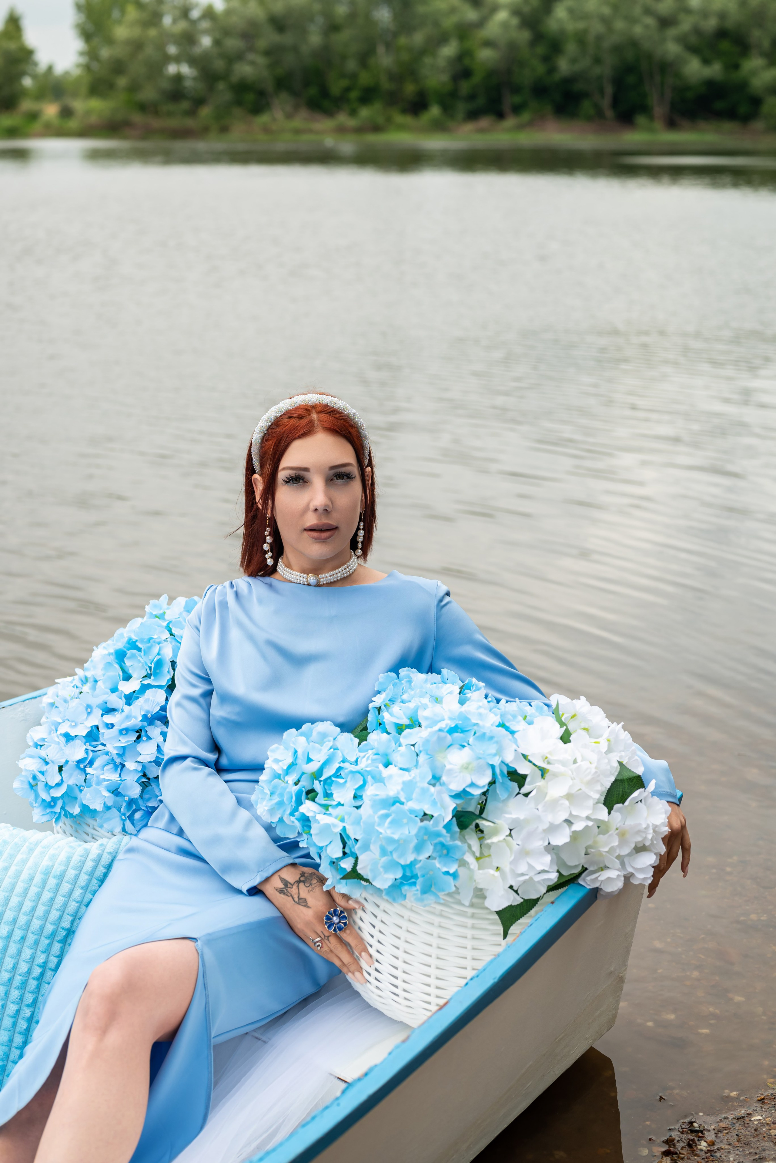 Фотопроект на лодке с голубыми гортензиями. Фотограф в городе Салават