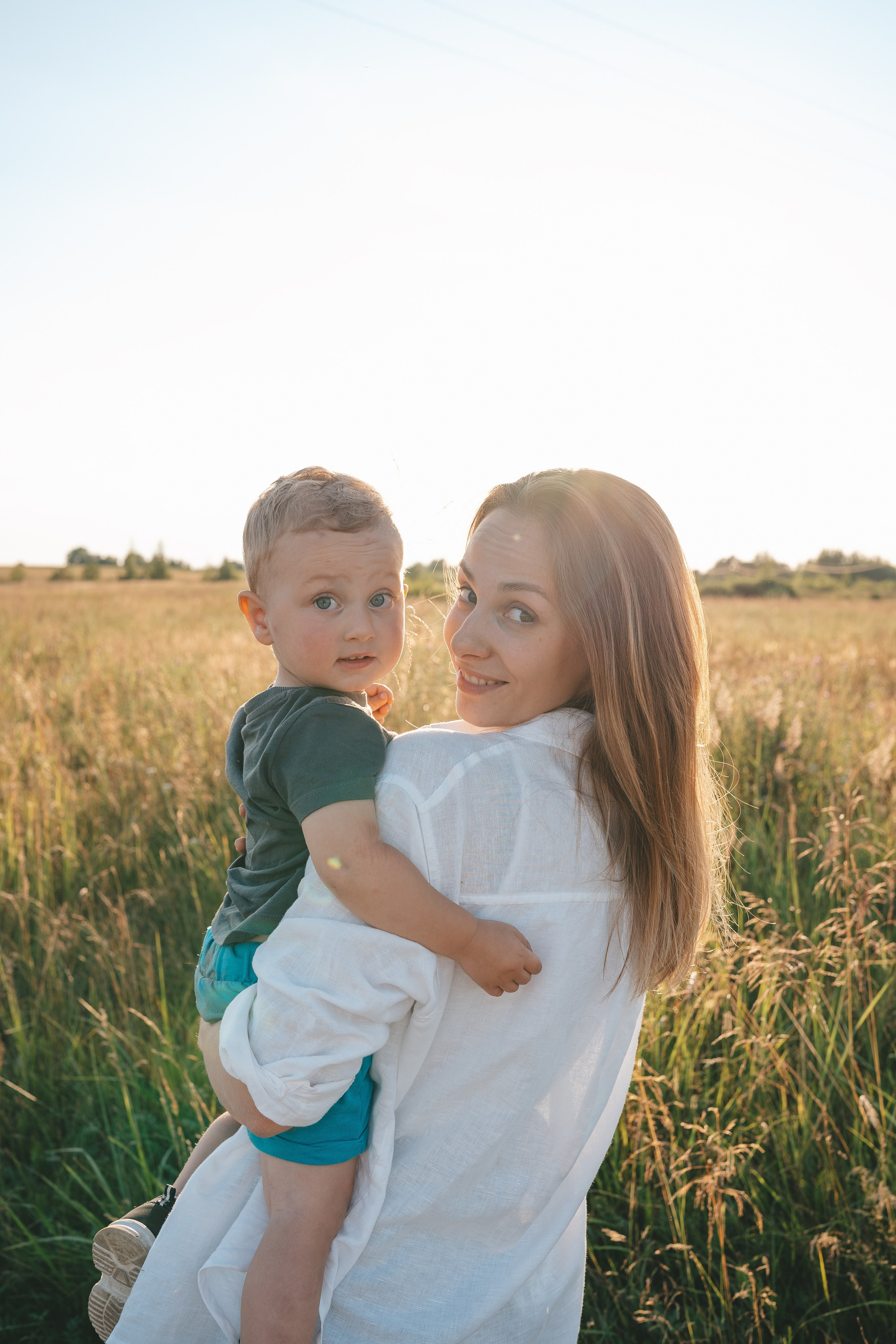 Семейная съемка в поле с ребенком: мама и сын. Фотограф Екатерина Канчалаба