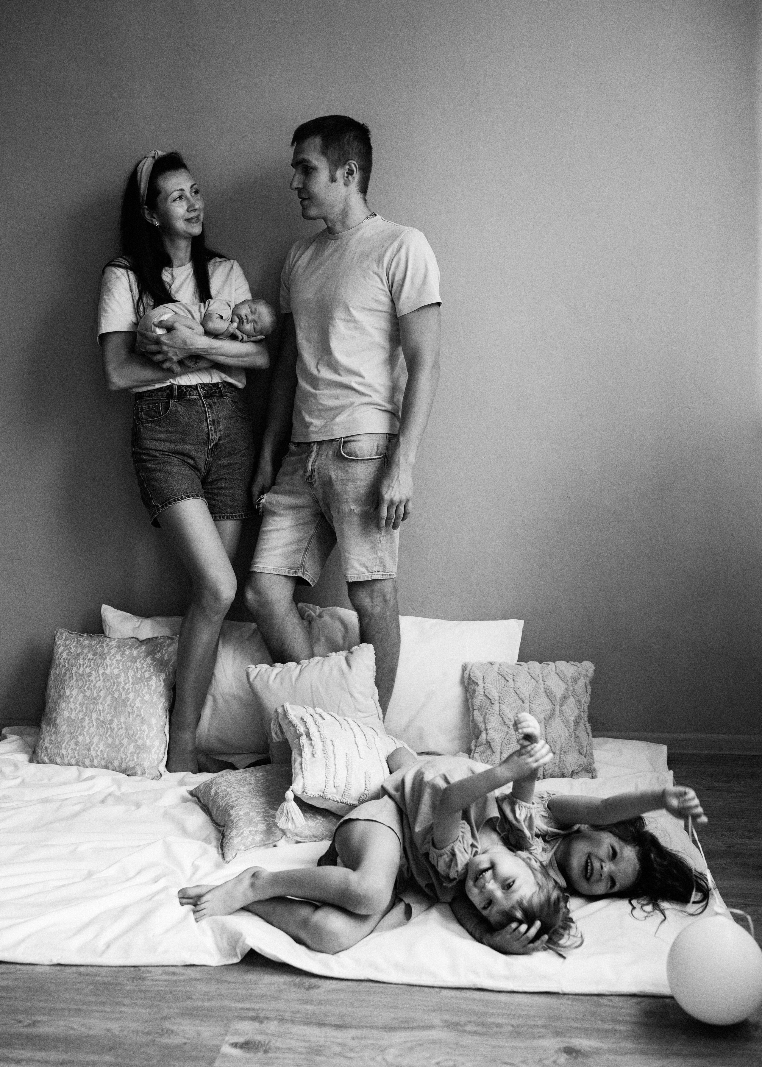 Семейная съёмка новорождённого lifestyle (студия)