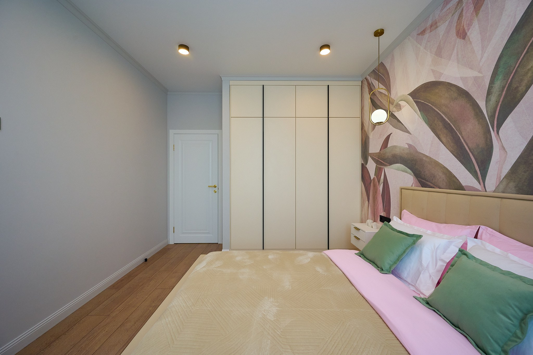 комната серые стены одна стена цветная бежевая кровать белый шкаф светлые шторы