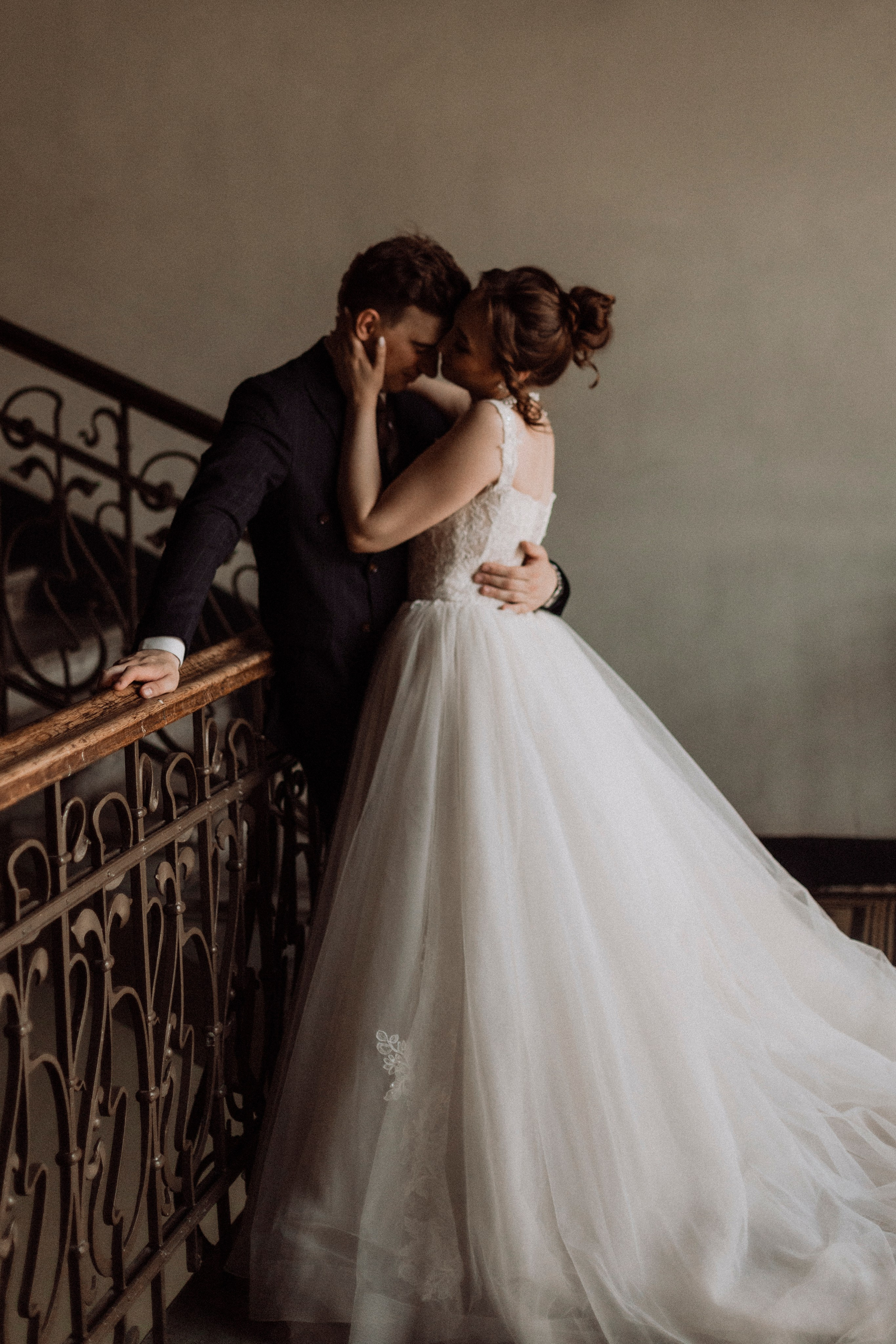 свадебная фотосессия на витебском вокзале необычная локация для свадебной фотосессии свадебный фотограф в питере любить камерная свадьба только вдвоем ретро-вайб атмосферные фотографии фотограф с душой санкт петербург калининград москва касания семейный альбом ценить моменты создавать любовь фотограф никитенко анастасия artsnastas 