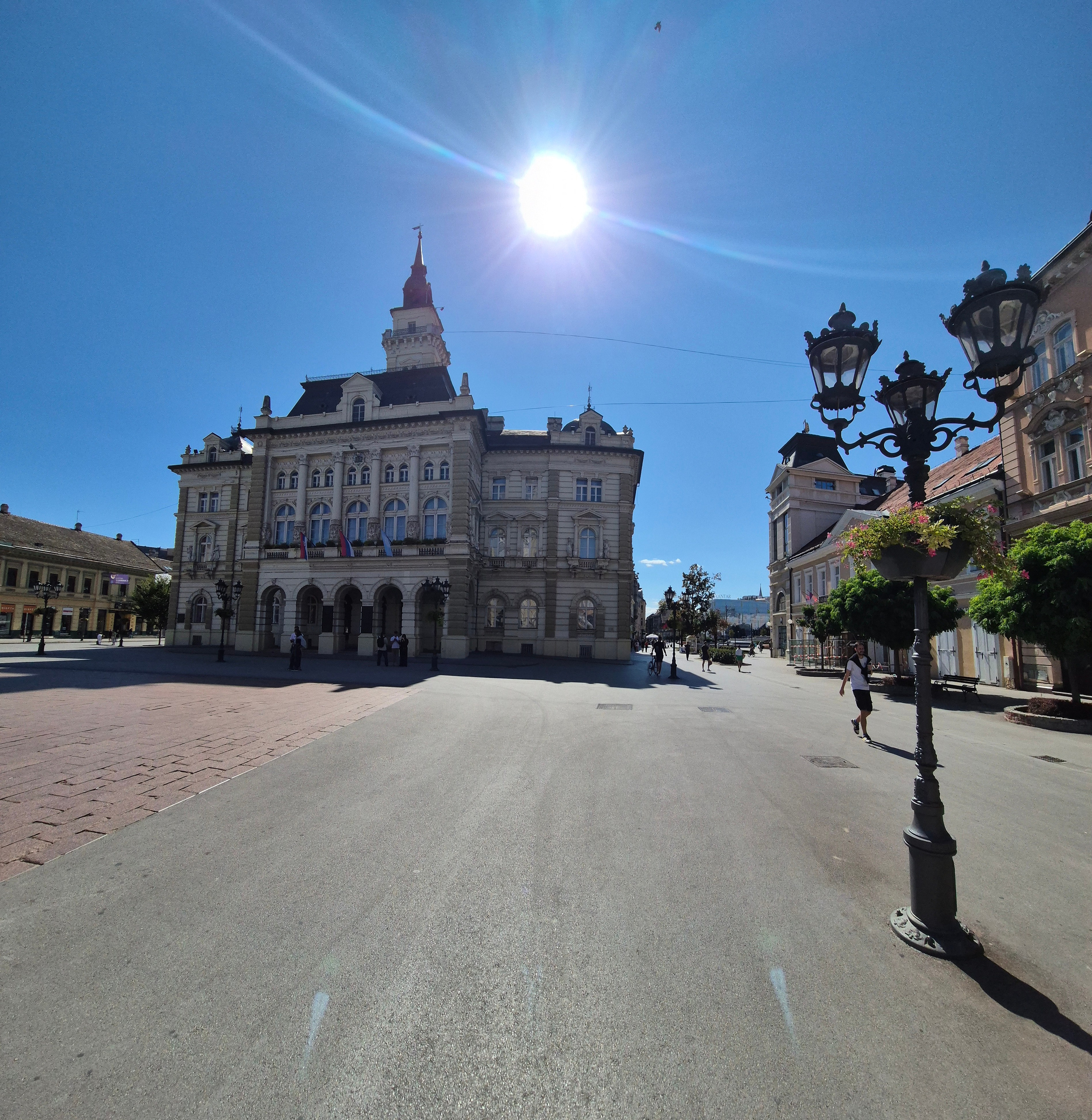 Городская ратуша - выглядит настоящим близнецом ратуши в Граце. Строил ее тот же архитектор Д.Молнар, который возводил церковсь св Девы напротив