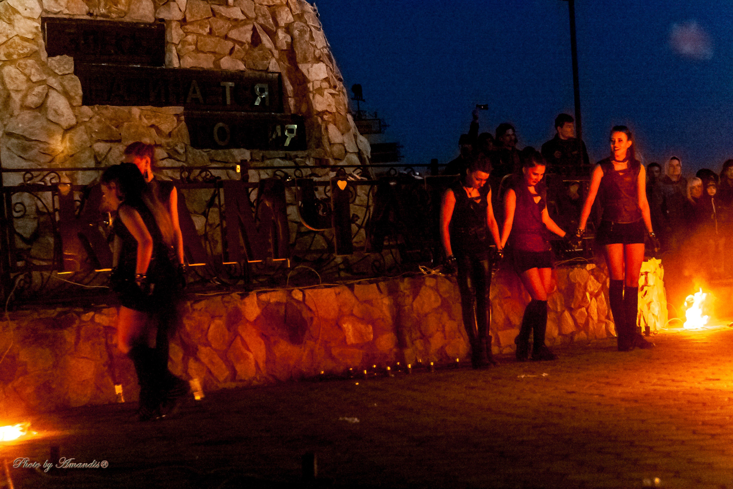 Огненное шоу у памятника «Здесь начинается Россия». Камчатка. Май 2017. Репортажная съемка в Москве и области. Анималистика