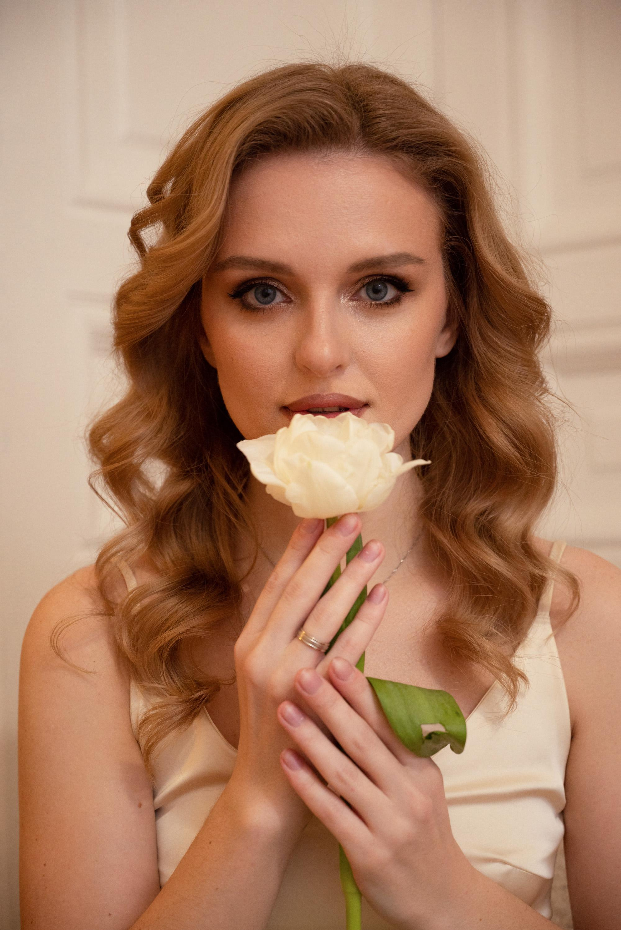 Женский портрет с тюльпанами. Свадебный фотограф в Санкт-Петербурге Владислава Тюльпина