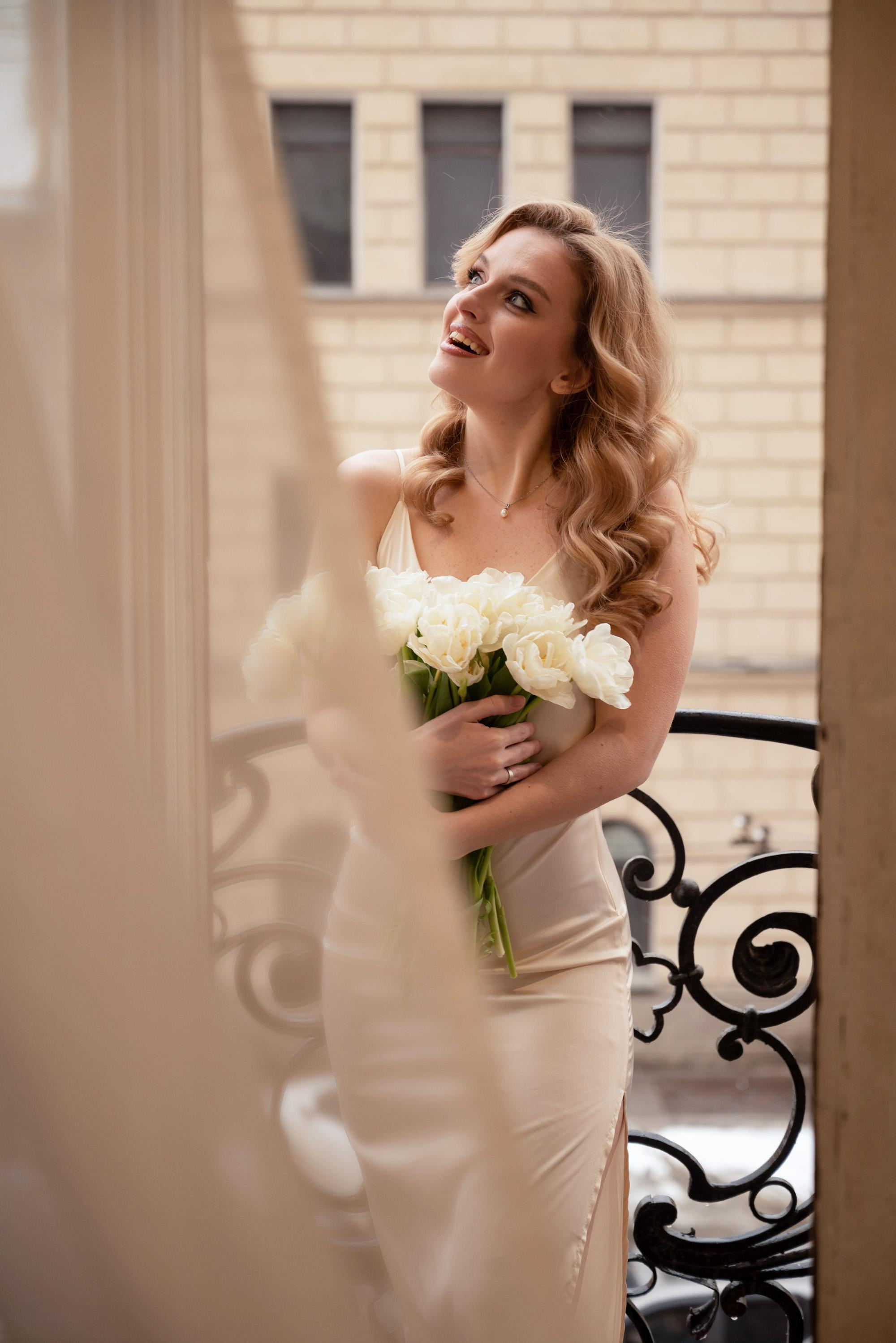 Женский портрет с тюльпанами. Свадебный фотограф в Санкт-Петербурге Владислава Тюльпина