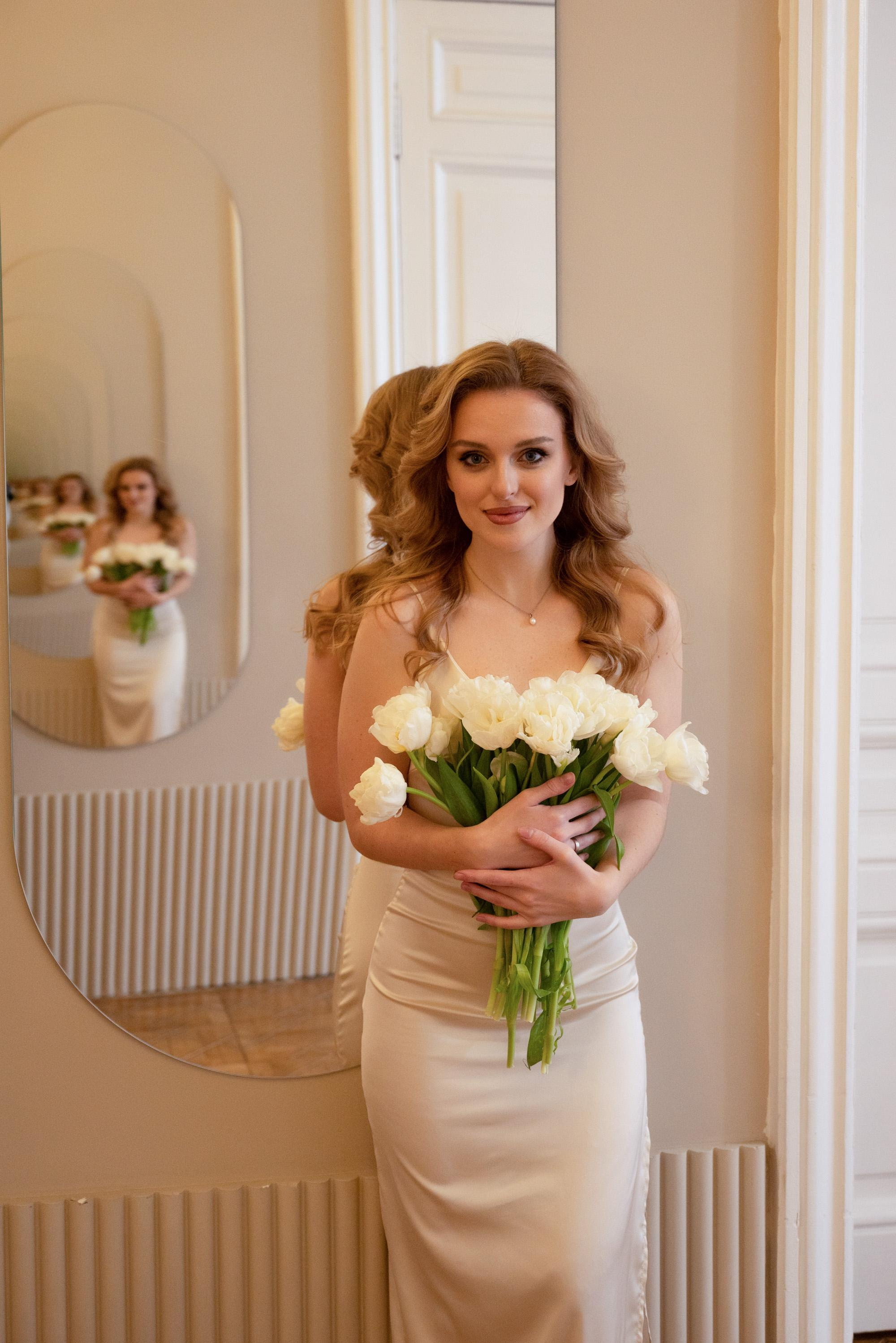 Женский портрет с тюльпанами. Свадебный фотограф в Санкт-Петербурге Владислава Тюльпина