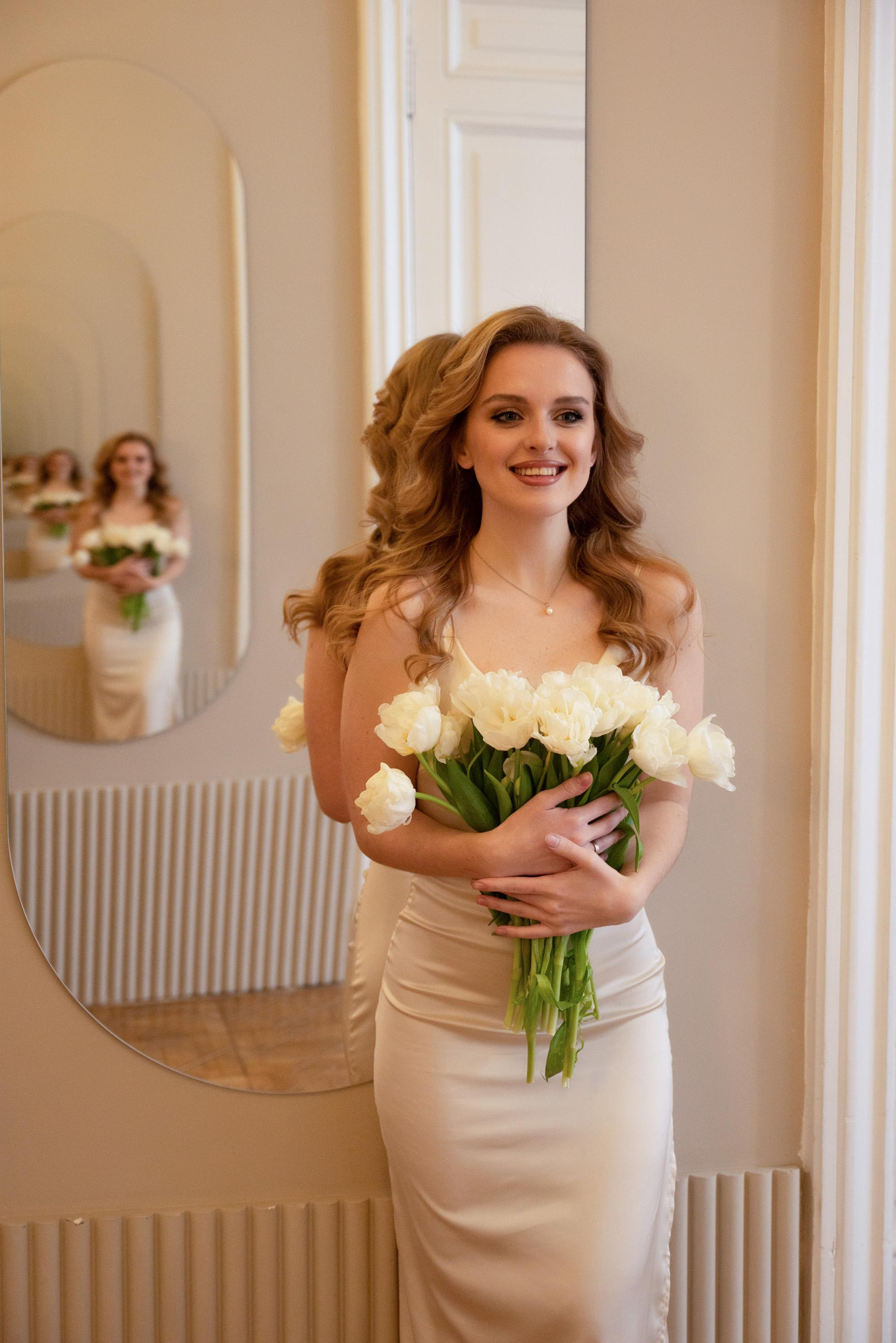 Женский портрет с тюльпанами. Свадебный фотограф в Санкт-Петербурге Владислава Тюльпина