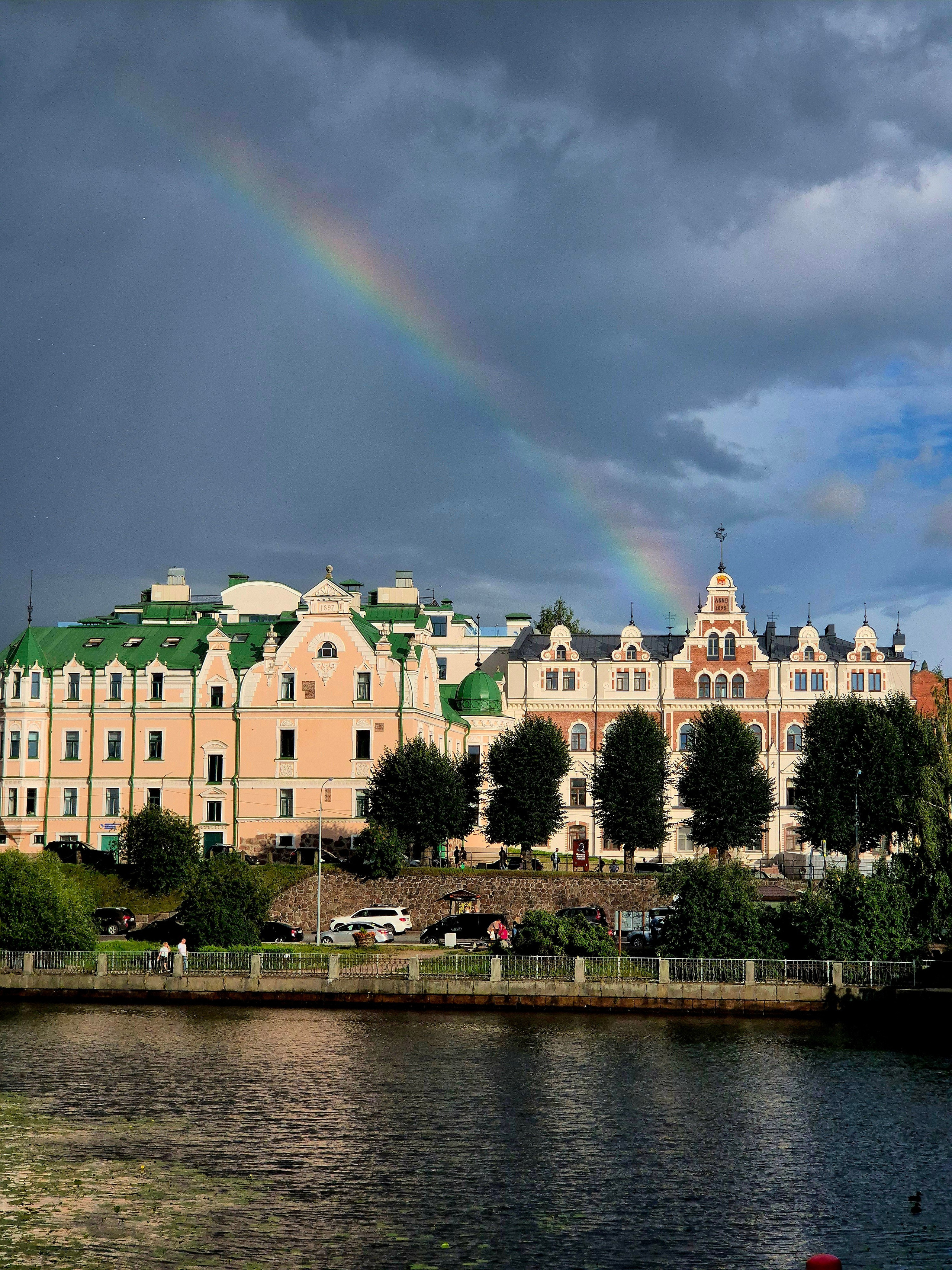 Над городом раскинулись радуги