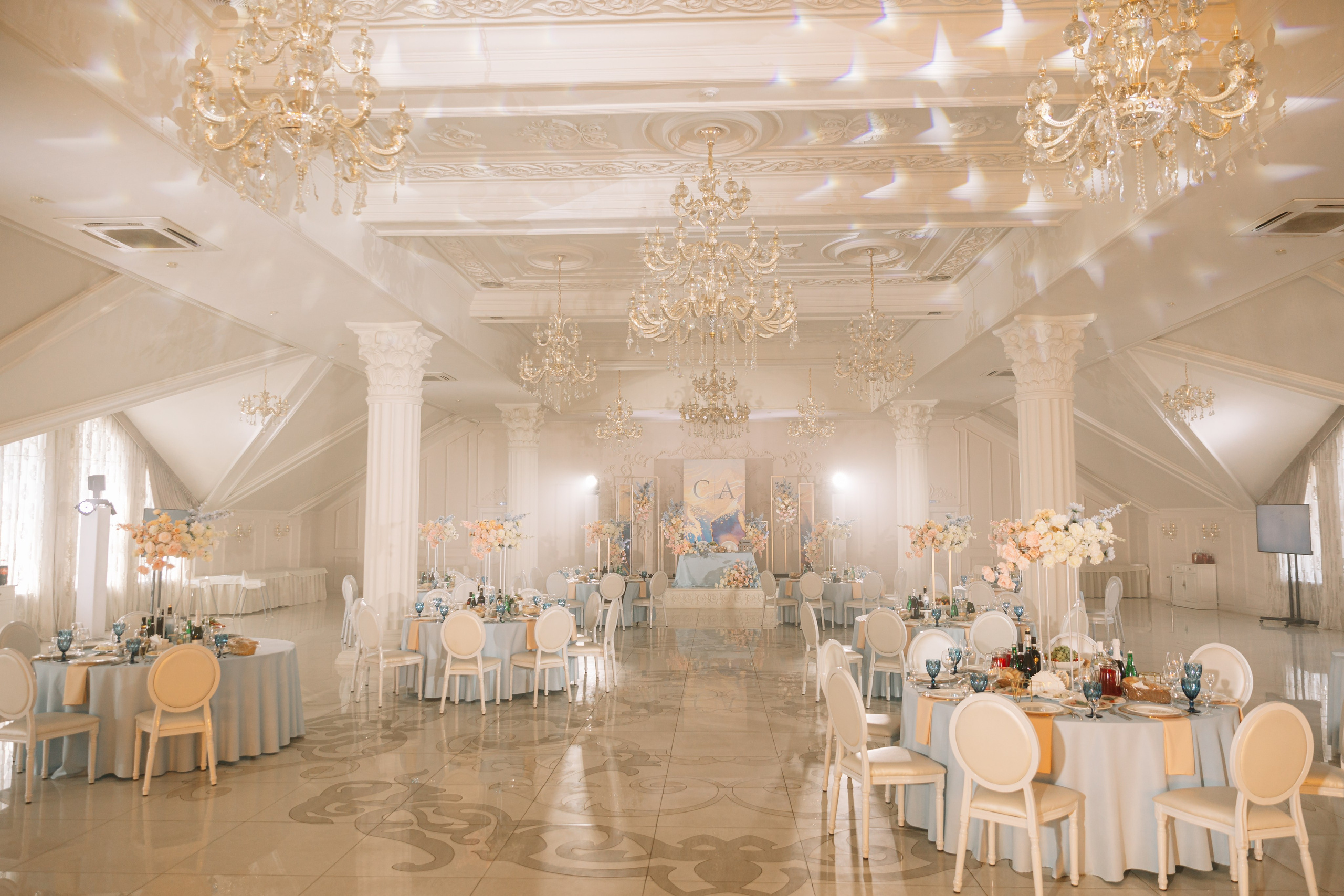 Банкет в Даймонд. Свет на свадьбу Нижний Новгород Friends Rent