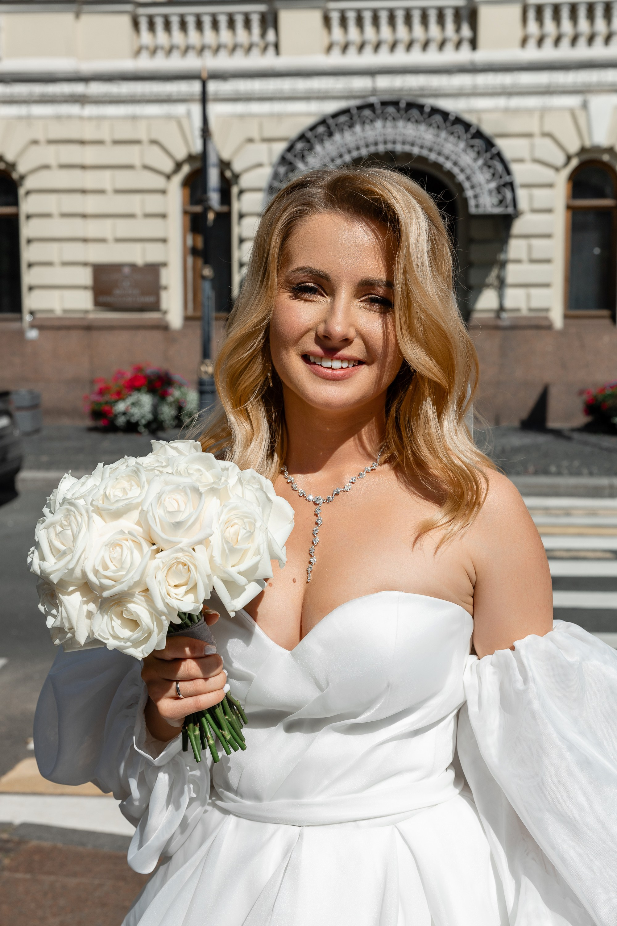 Фото невесты с цветами на фоне дворца бракосочетания № 2 Санкт-Петербурга