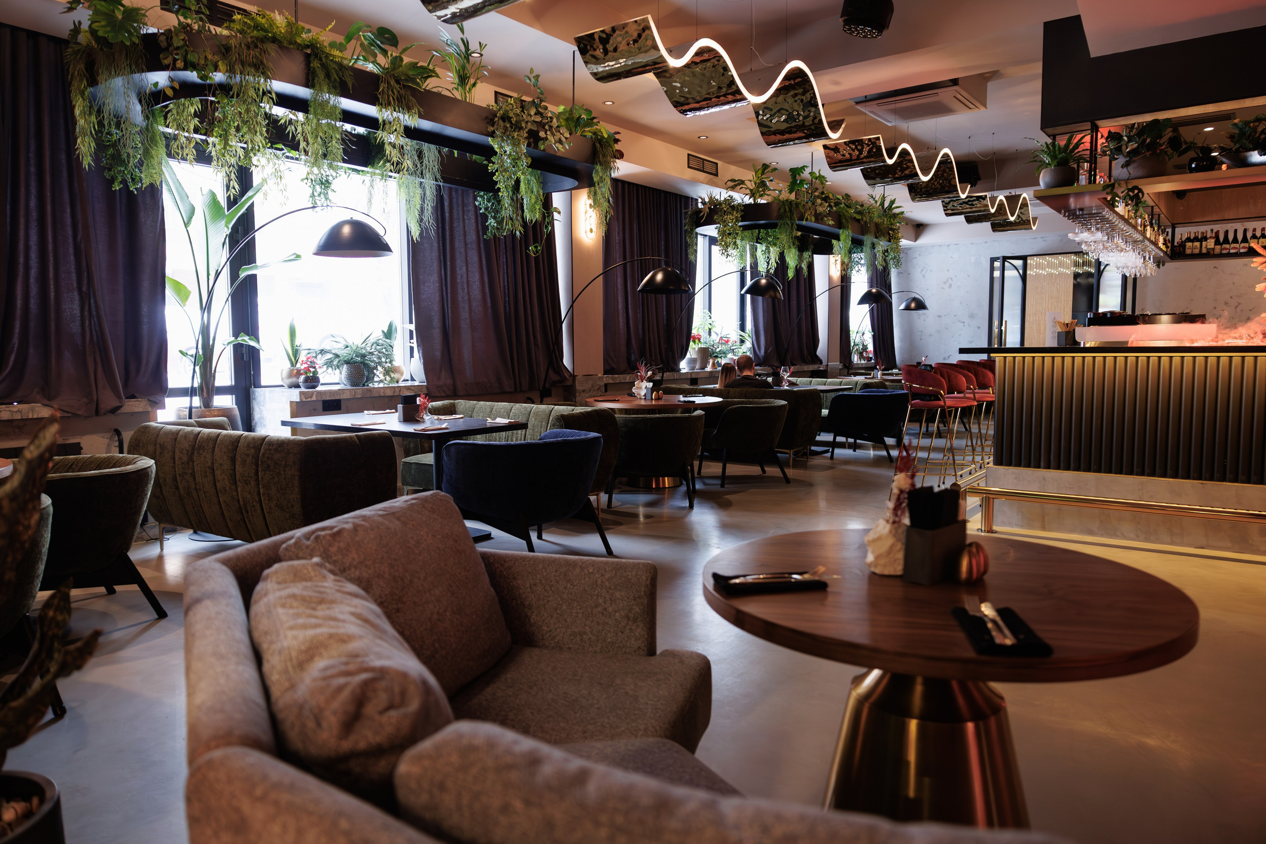 Фотограф для интерьерной съемки ресторана. Контент для бизнеса в Екатеринбурге Полдень Медиа