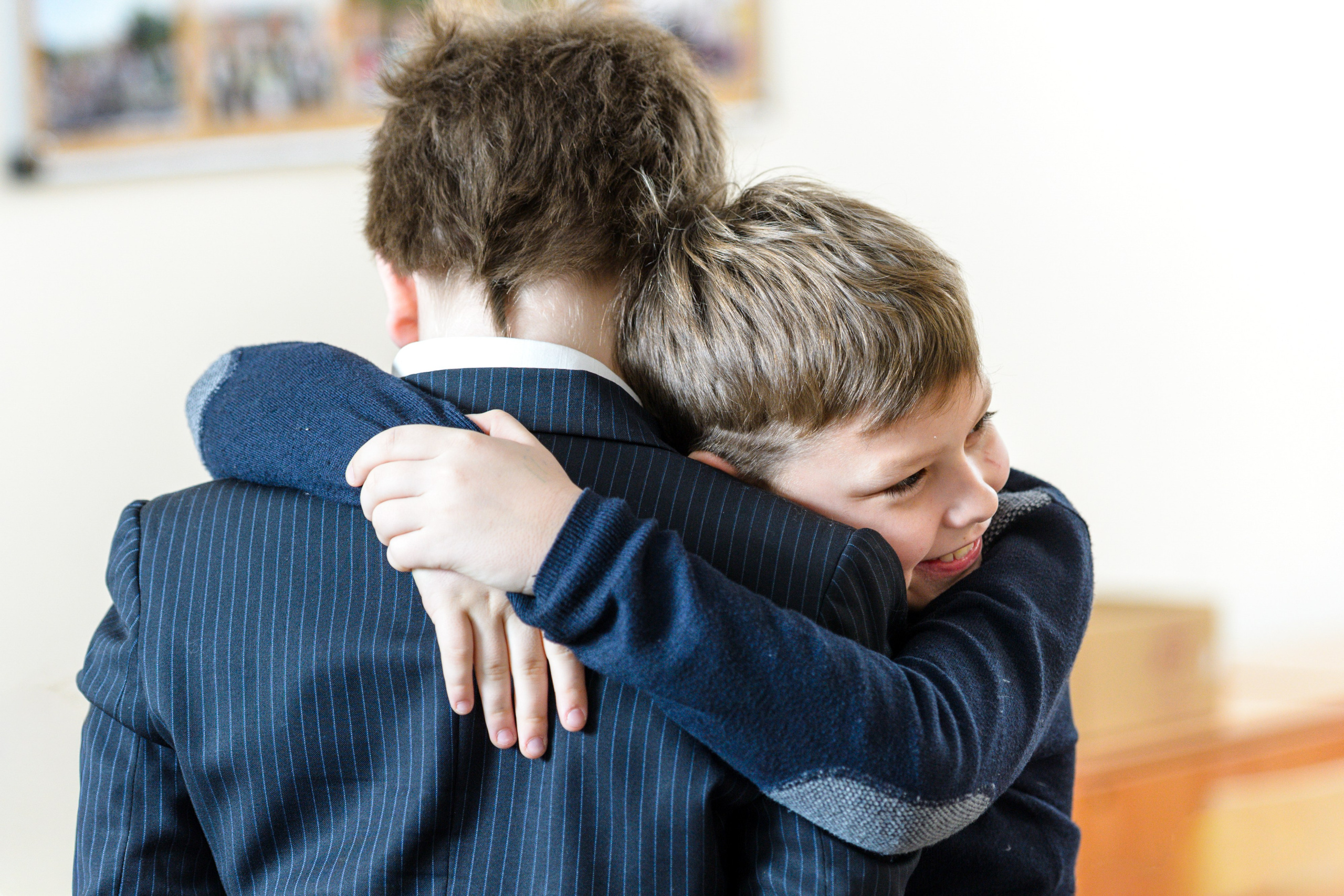 Два мальчика обнимаются в школьной форме