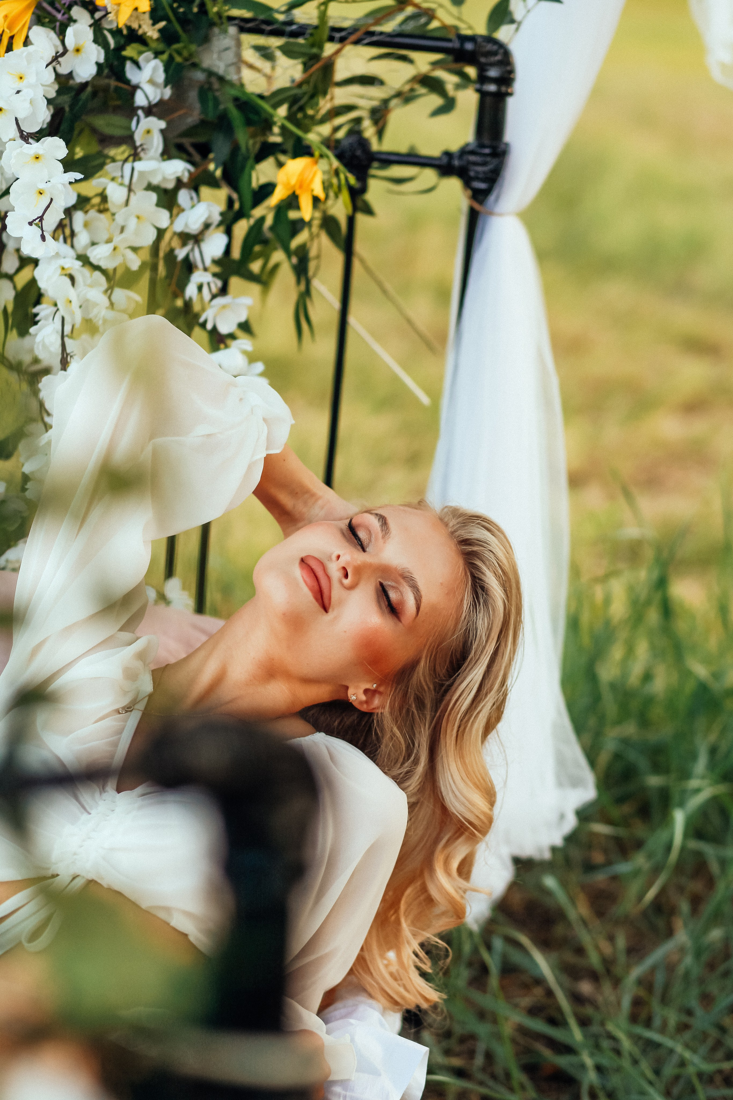 утро очень красивая невеста блондинка цветы природа лето декор дерево кровать бокал