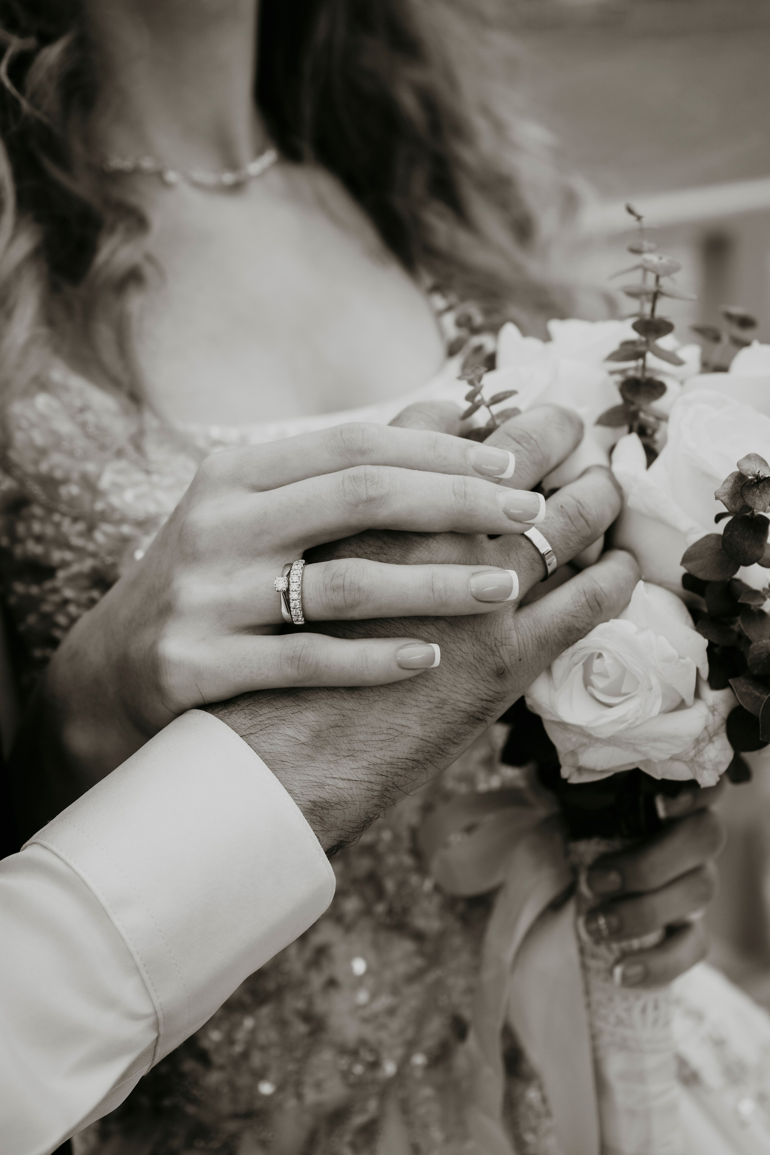 Руки жениха и невесты
