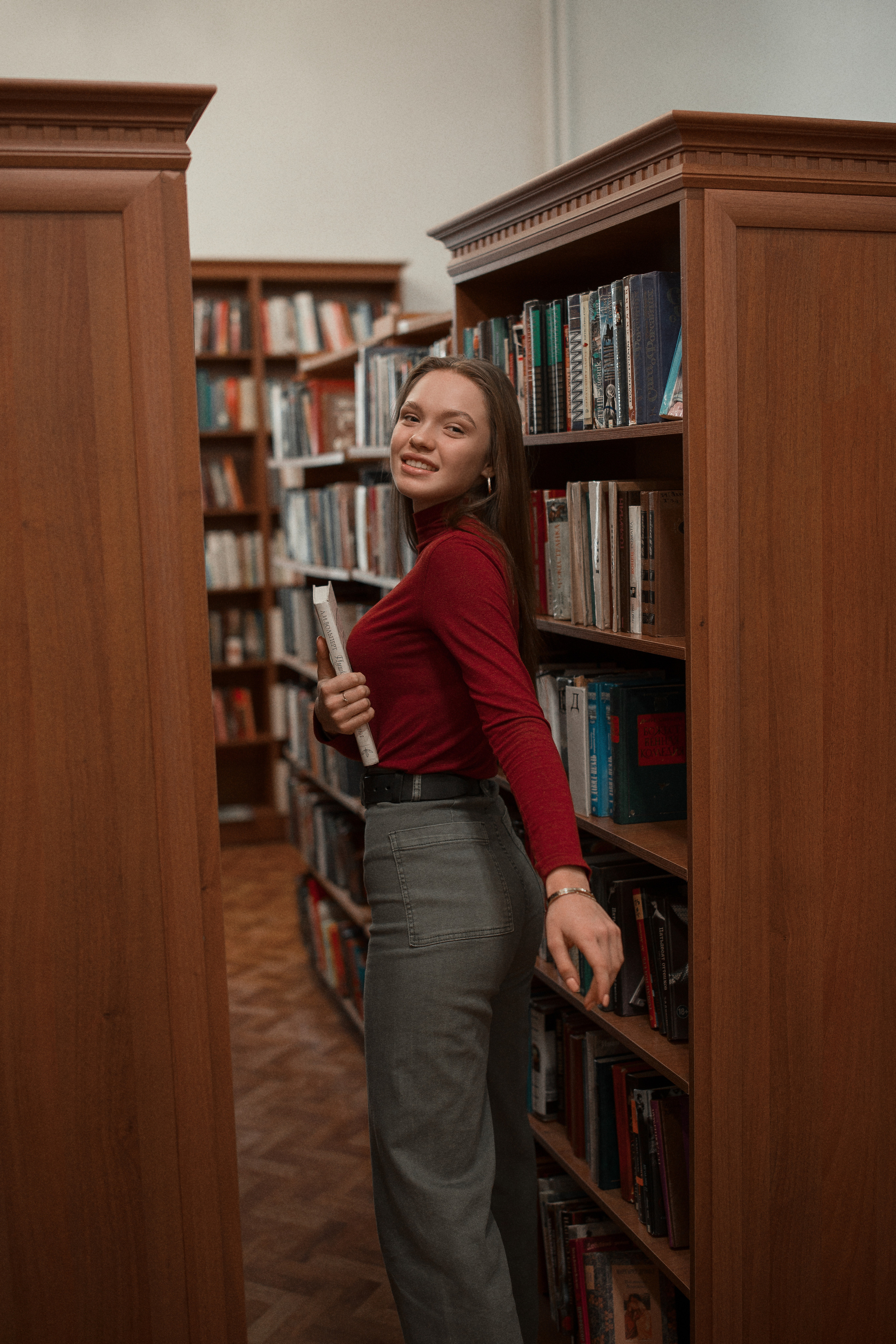 Фотосессия в библиотеке в Севастополе. Узнать подробности, записаться можно по телефону +79788481042. Информация об услугах - на сайте в разделе "Услуги и цены".