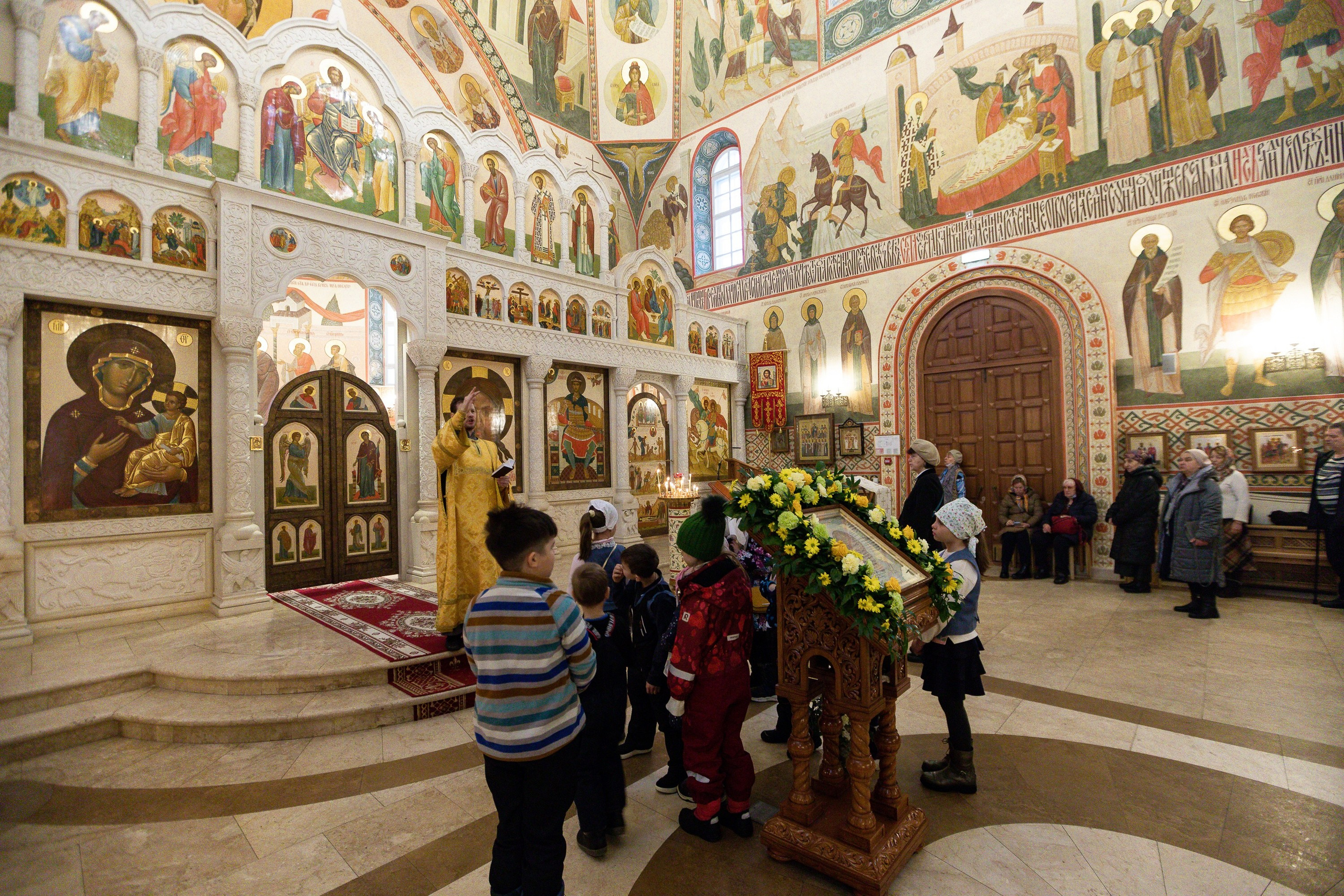 Праздничное богослужение Святителю Николаю 19 декабря. Интерьерный фотограф в Москве Роман Потапов