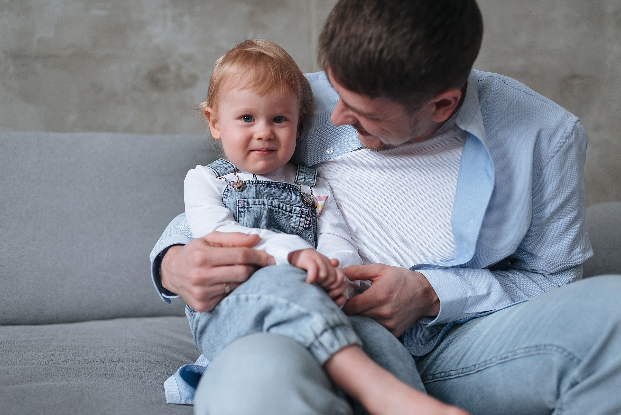 Уютные и теплые семейные фотографии в фотостудии. Семейный фотограф Новосибирск Дарья Едапина. Фотограф Дарья Едапина Новосибирск