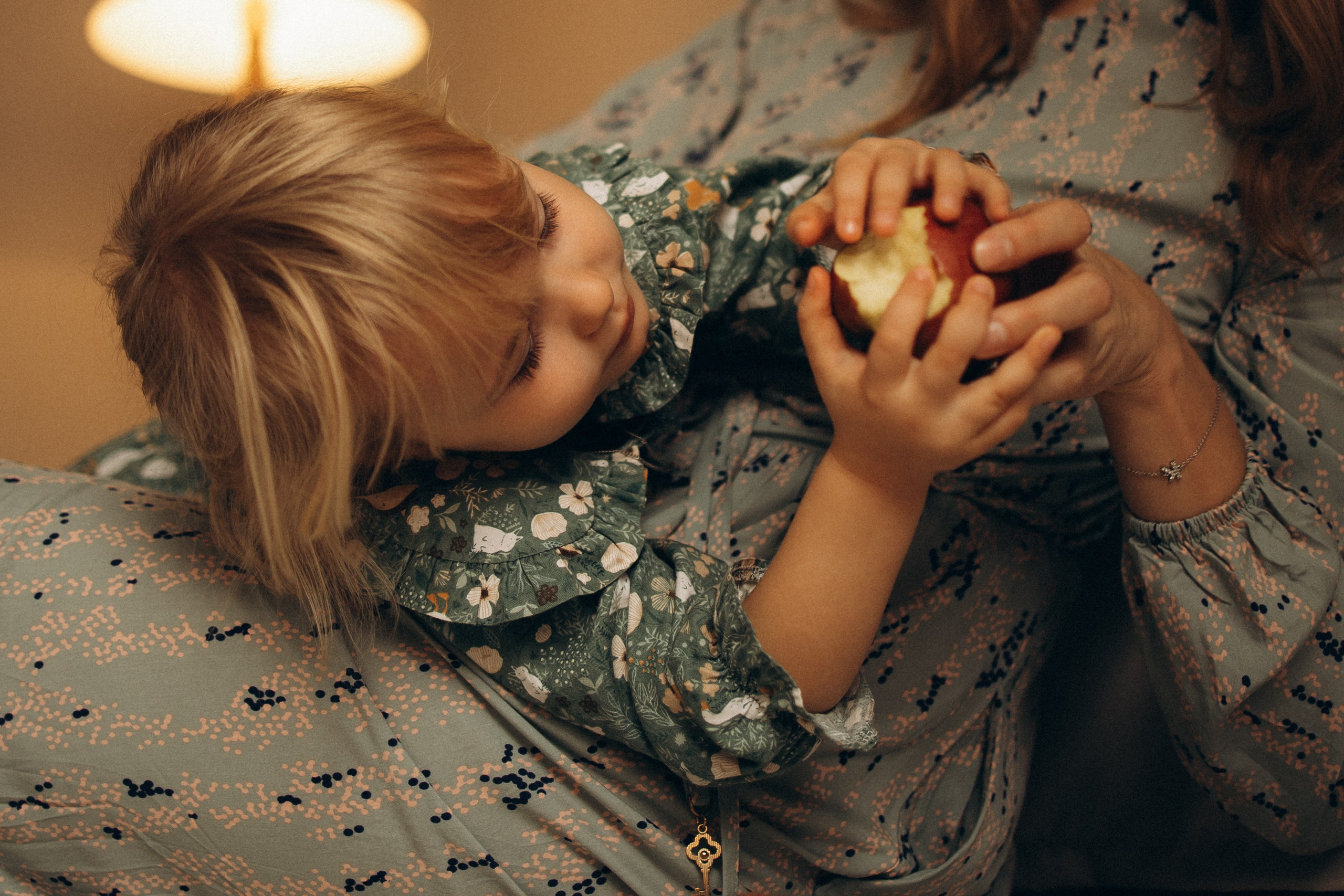 Катерина и Софа — зал Серена. Семейный фотограф в Краснодаре Храмова Анна