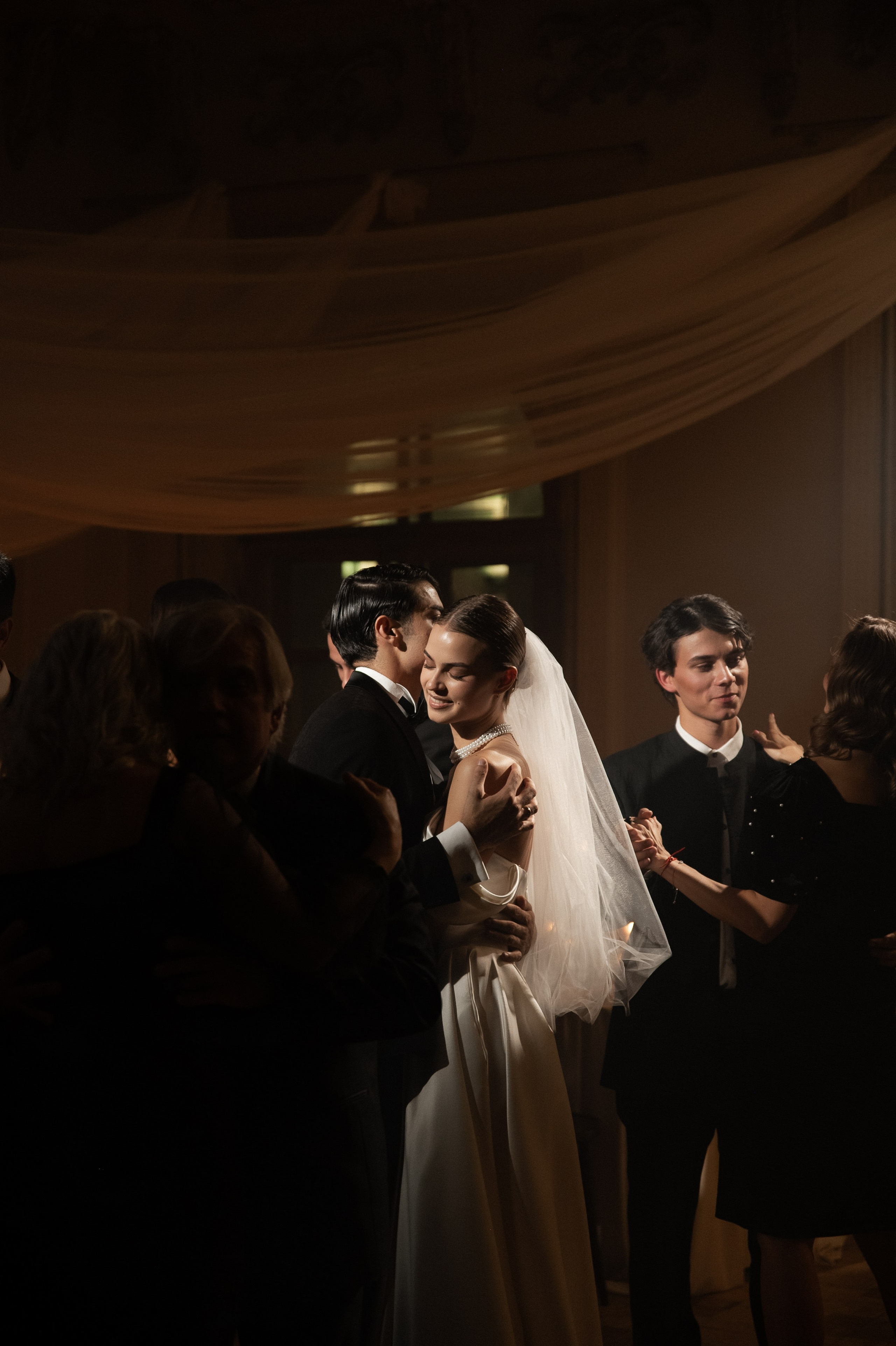 Камерный свадебный ужин при свечах в старинном особняке в фотостудии 21. Kult. Ярослава Ерина — свадебный фотограф в Москве