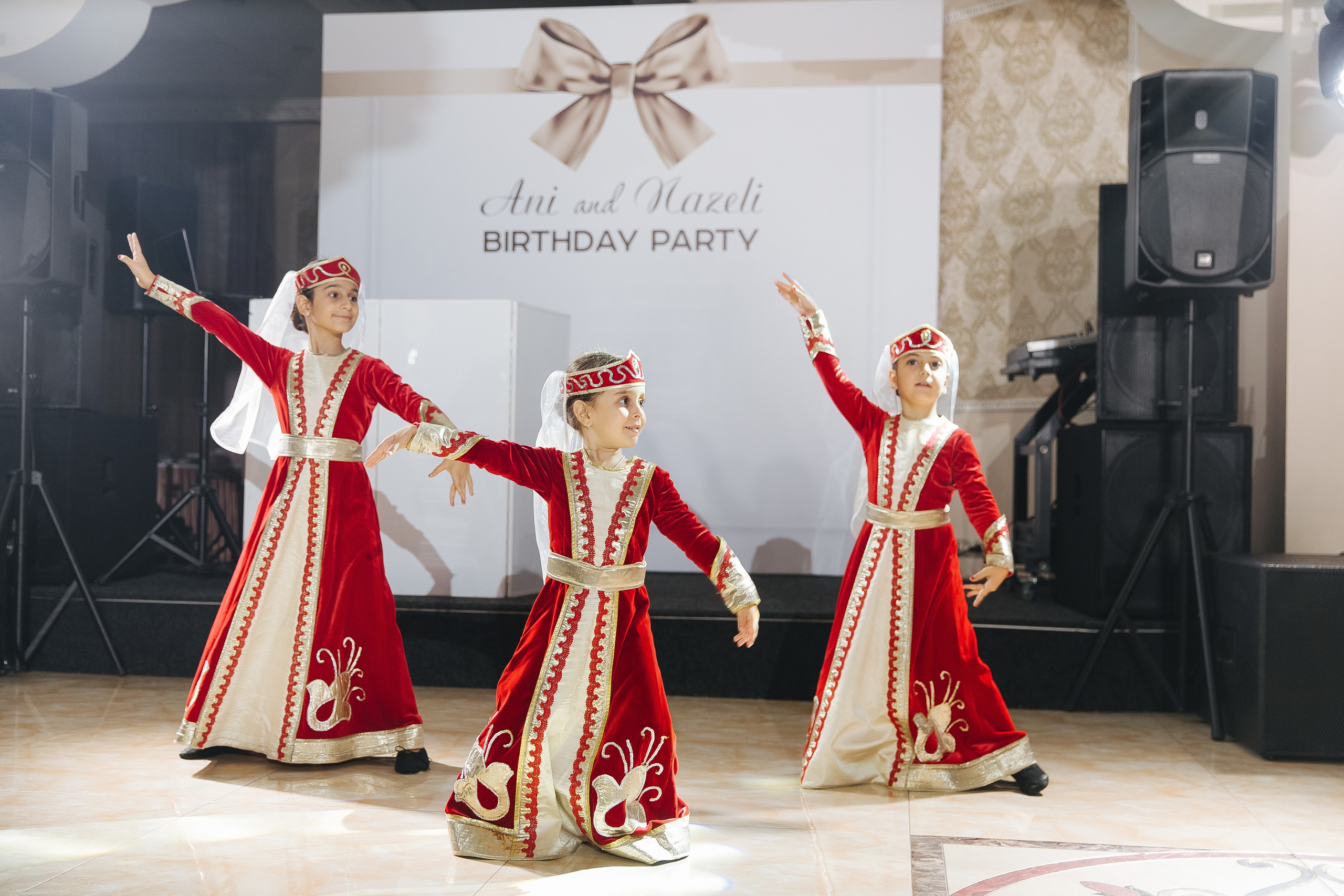 Ани и Назели. 35&5 День рождения, «Янтарь». Фотограф в Красноярске Надежда Воскресенская