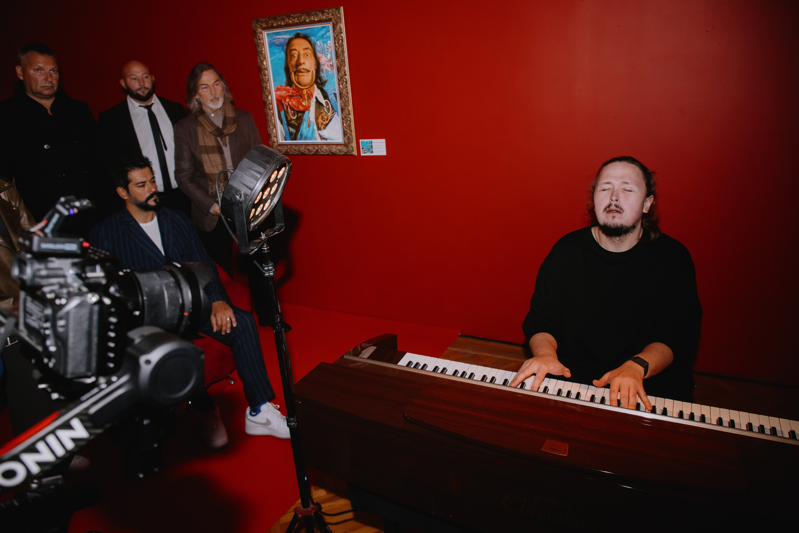 Бурак Озчивит посетил выставку Никаса Сафронова. Фотограф в Москве и Санкт-Петербурге Дарина