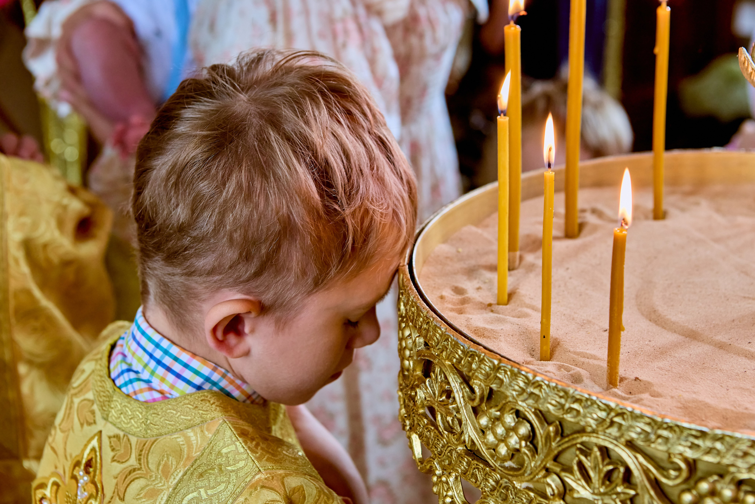 Портрет мальчика в размышлении у подсвечника в храме преподобного Серафима Саровского г Дзержинск. Православный портретный и детский фотограф Николай Голованов