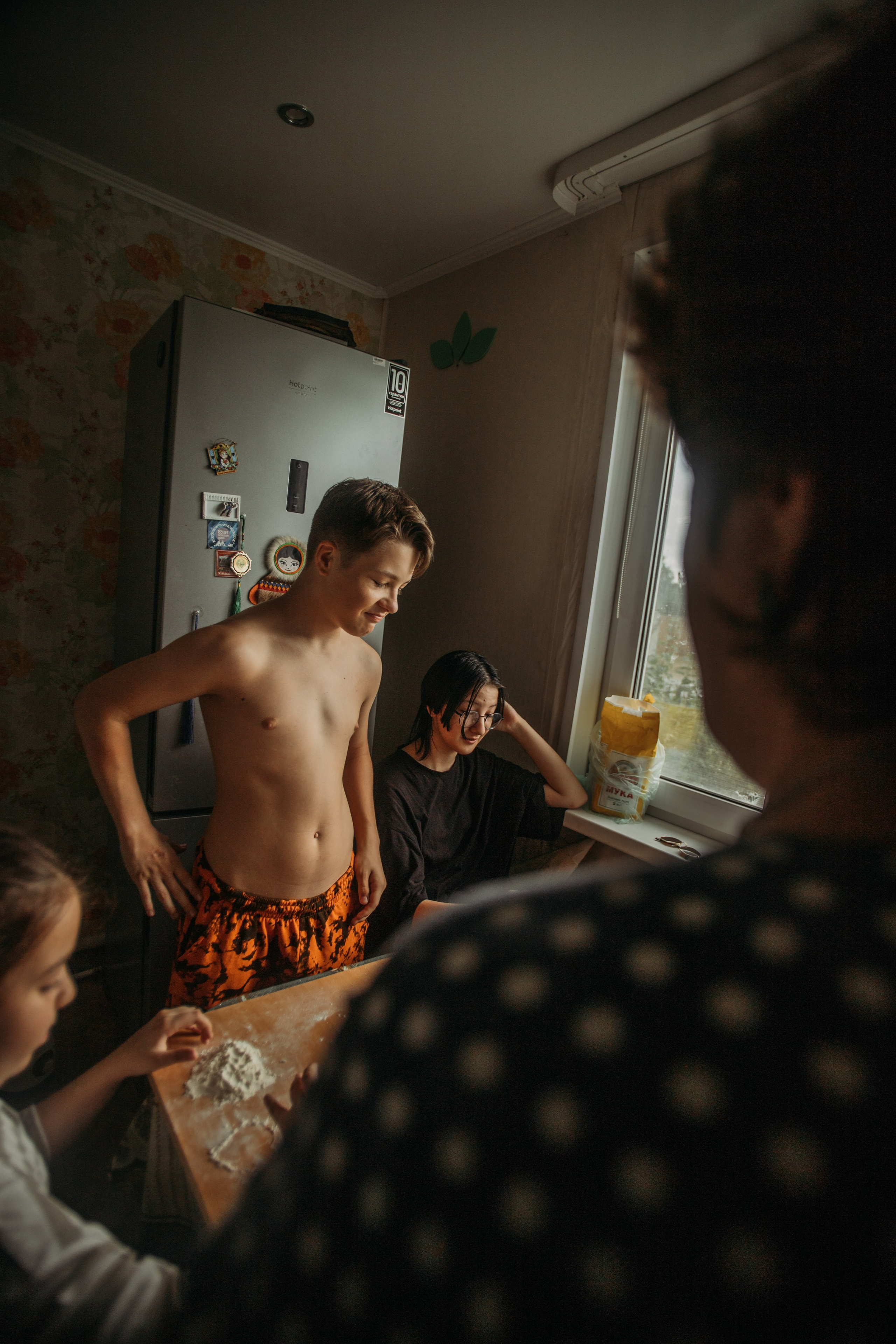 Домашняя фотосессия моей семьи. Венера Гайн. Репортажный фотограф  Тюмень. Обучение фотографии с 0