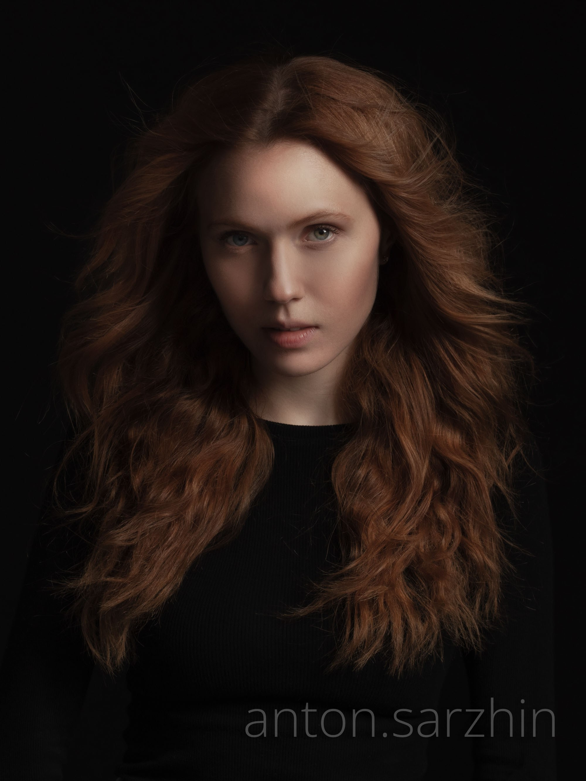Студийный портрет девушки в темном ключе