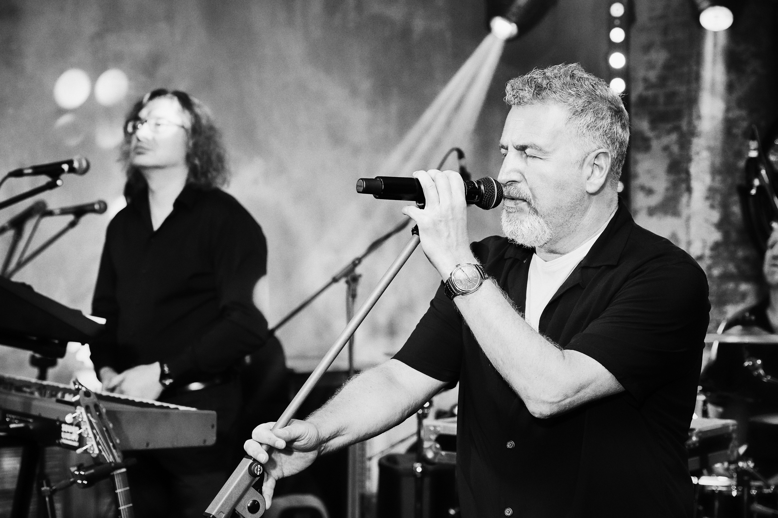 Черно-белое фото, двое на мероприятии, репортаж мероприятия