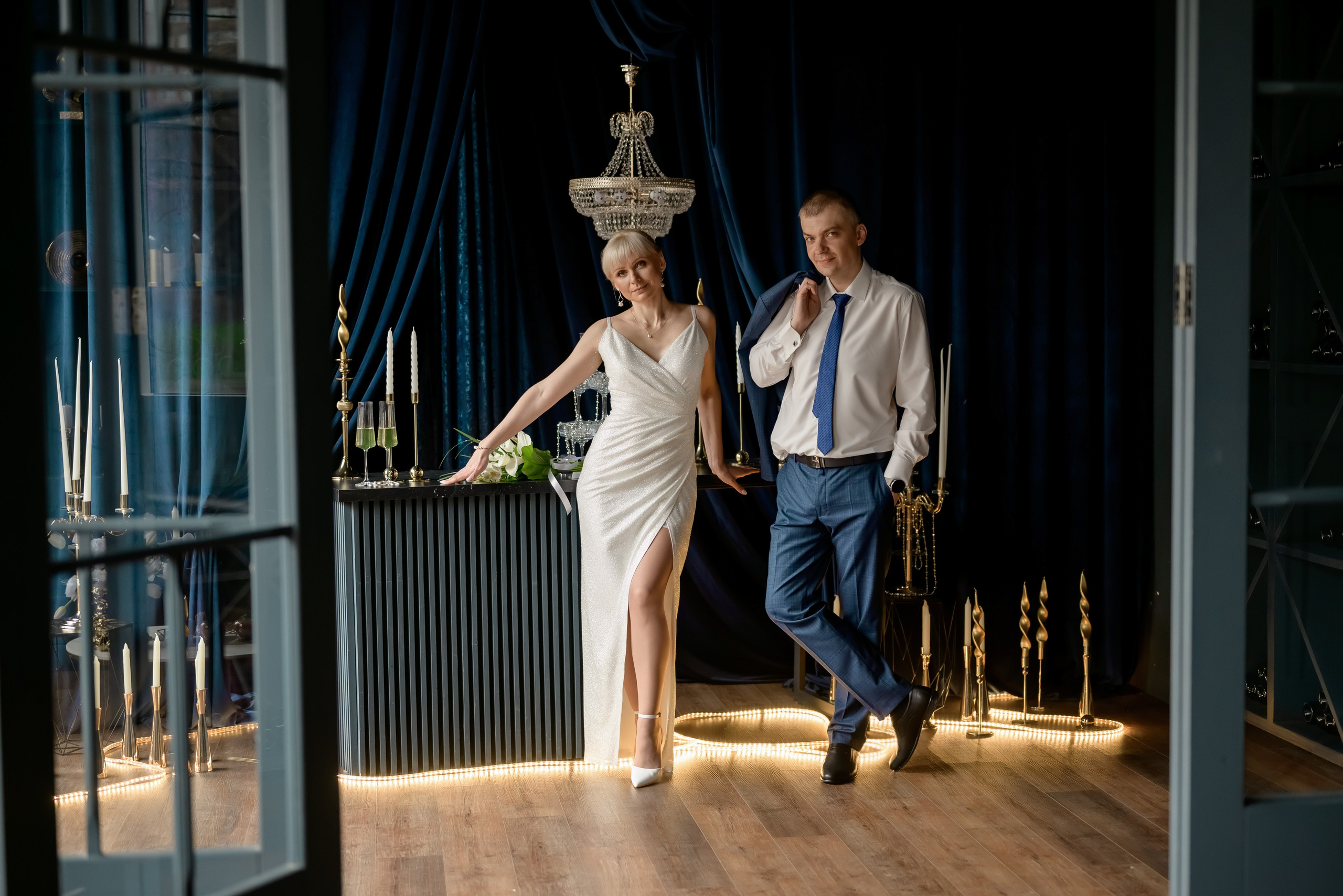 Свадебная фотосессия в синем зале. Юлия Басня семейный и свадебный фотограф в Донецке
