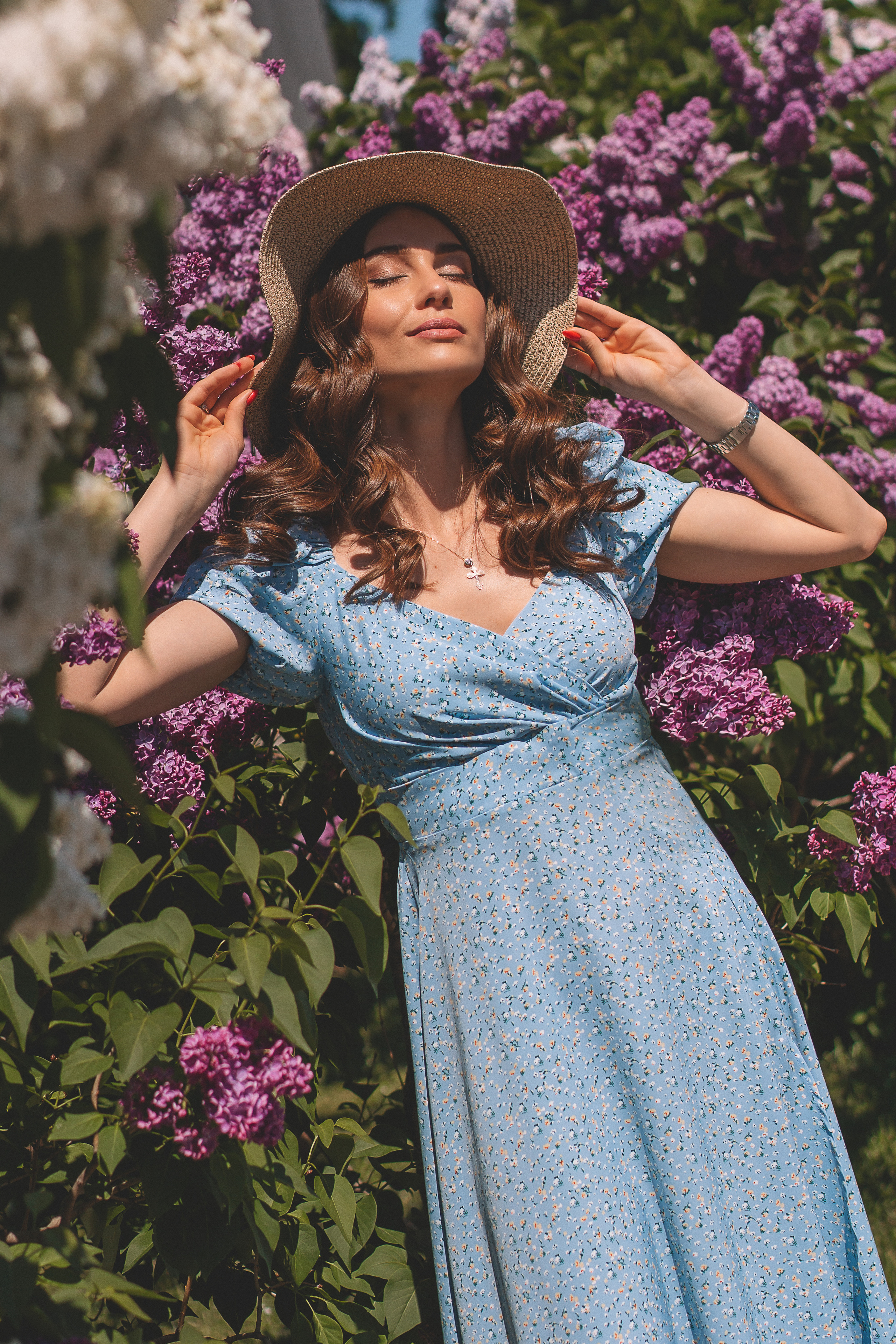 Сирень, лето и девушка ретро