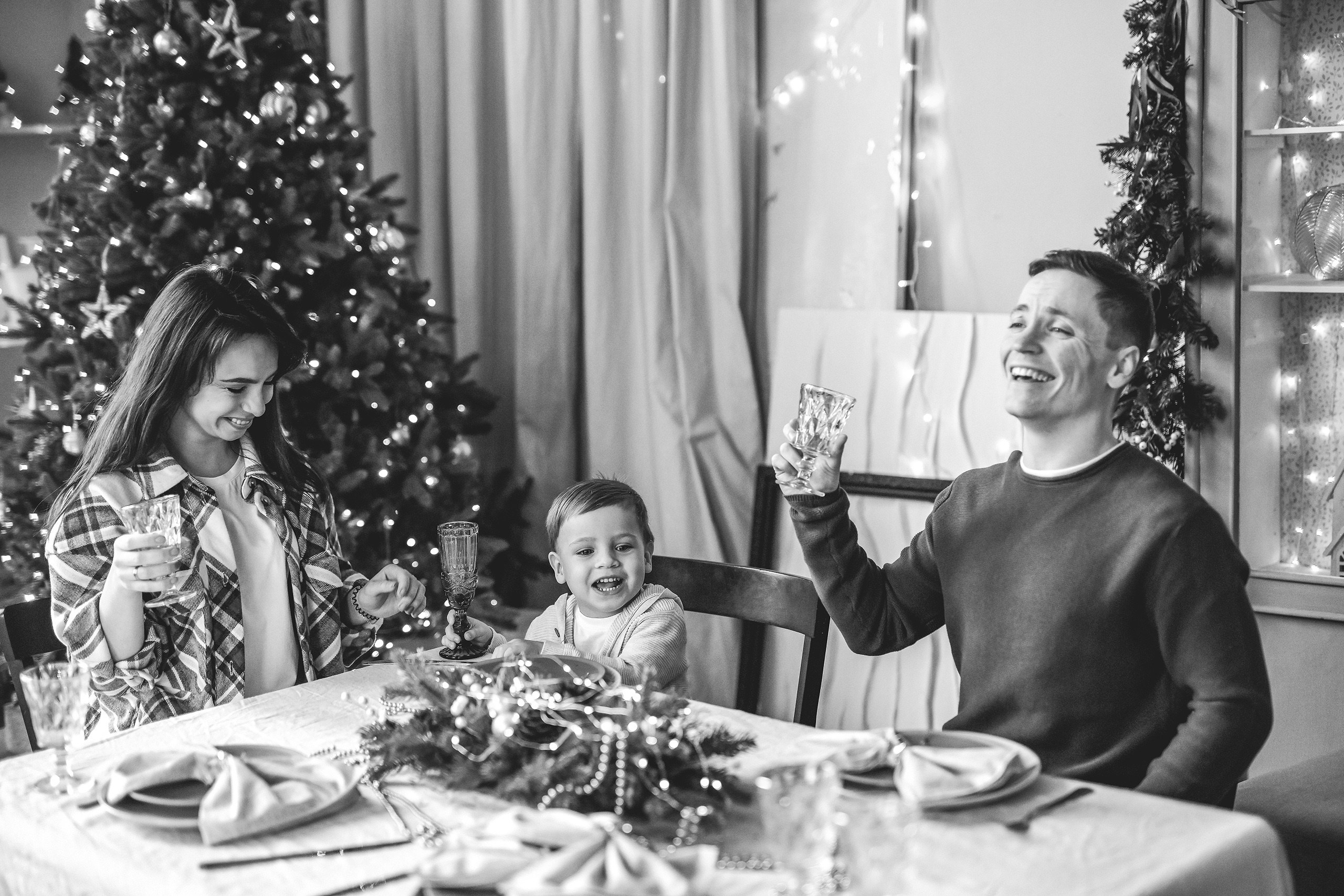 Новогодняя семейная фотосессия: уютные фото у ёлки в студии в Красноярске. 📸 Свадебный и семейный фотограф в Красноярске Тихомиров Евгений | 17 лет опыта | 800+ свадеб