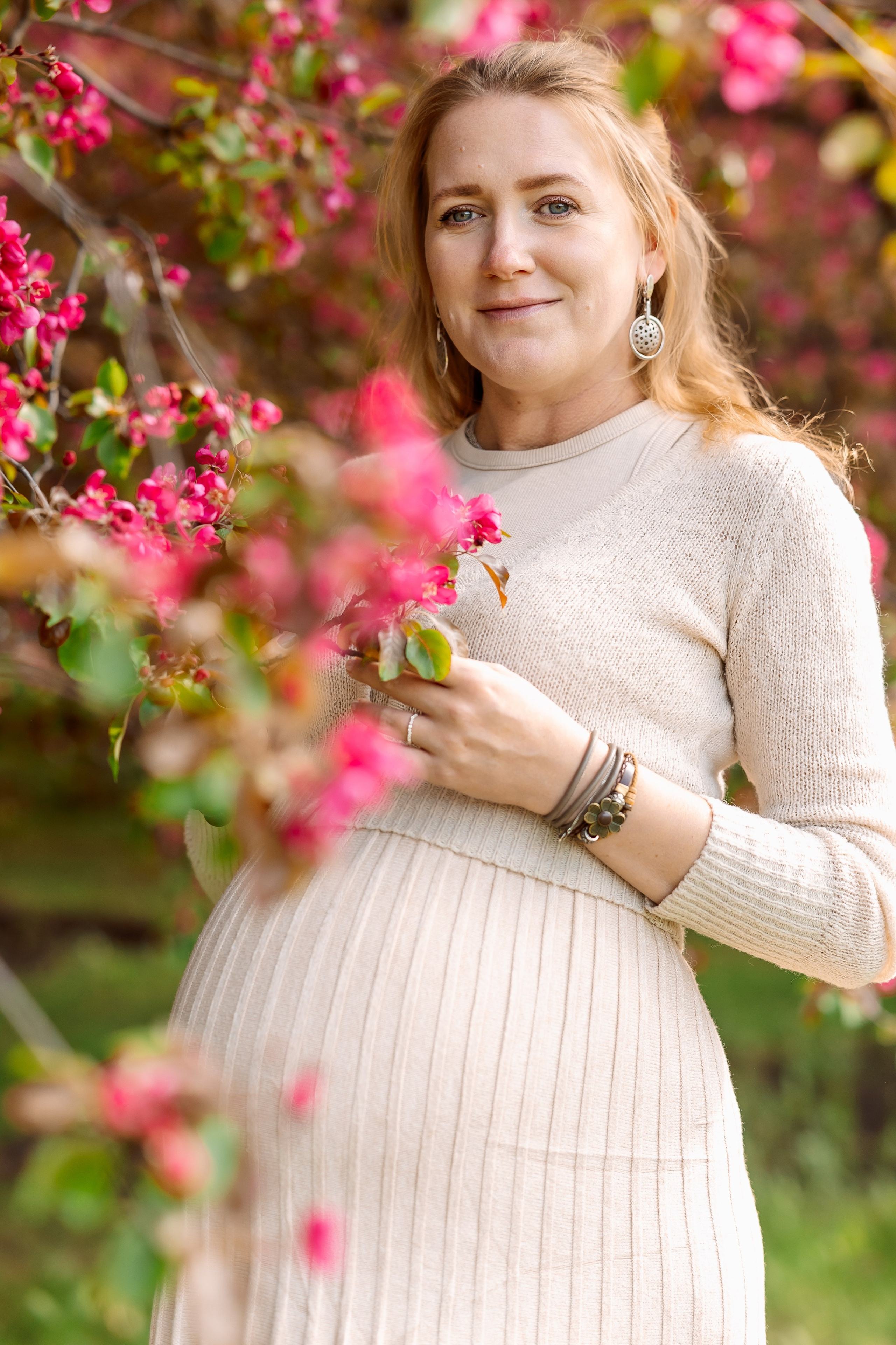 красные яблони