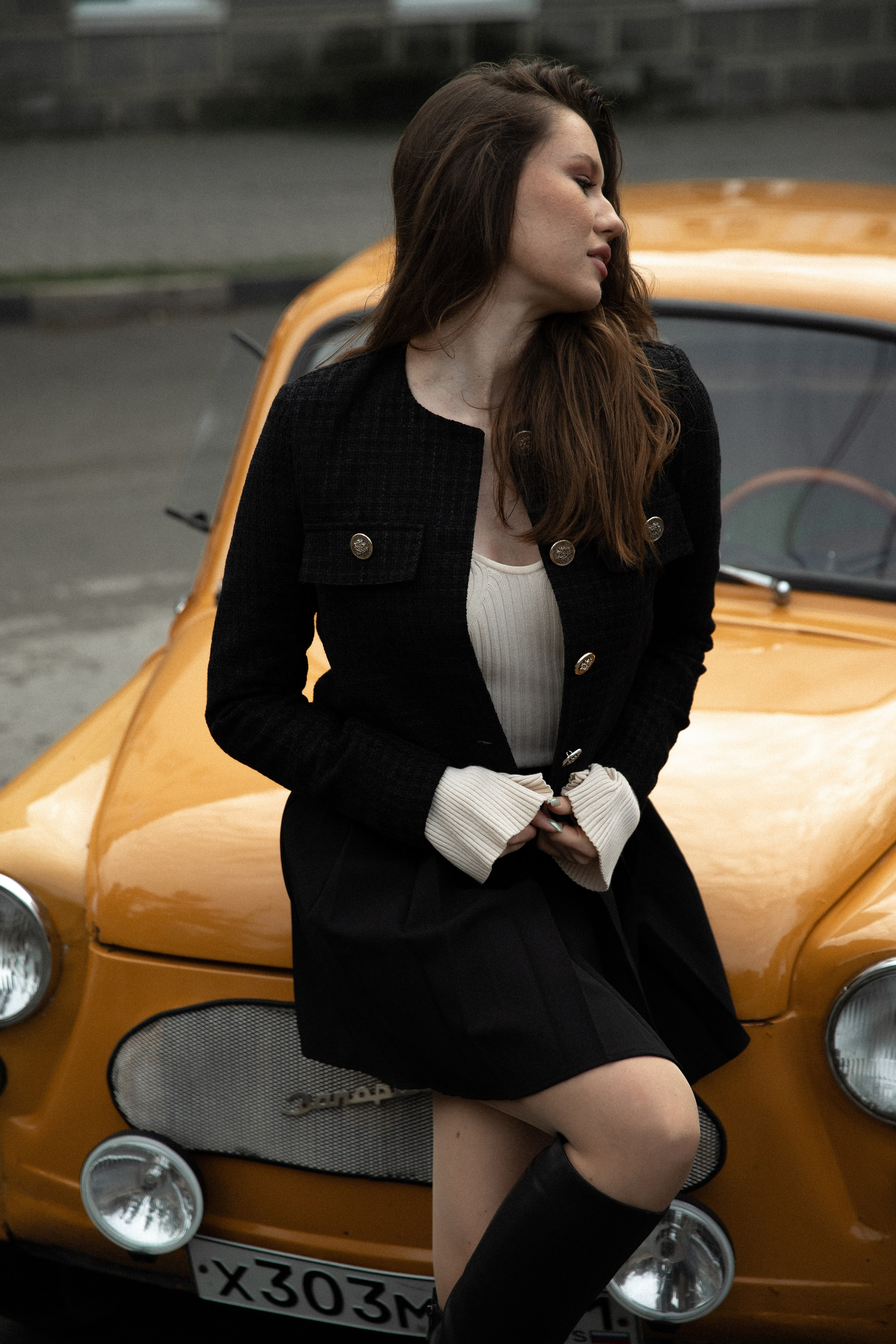 Женская фотосессия с ретро авто. Свадебный фотограф Бакрымова Валентина