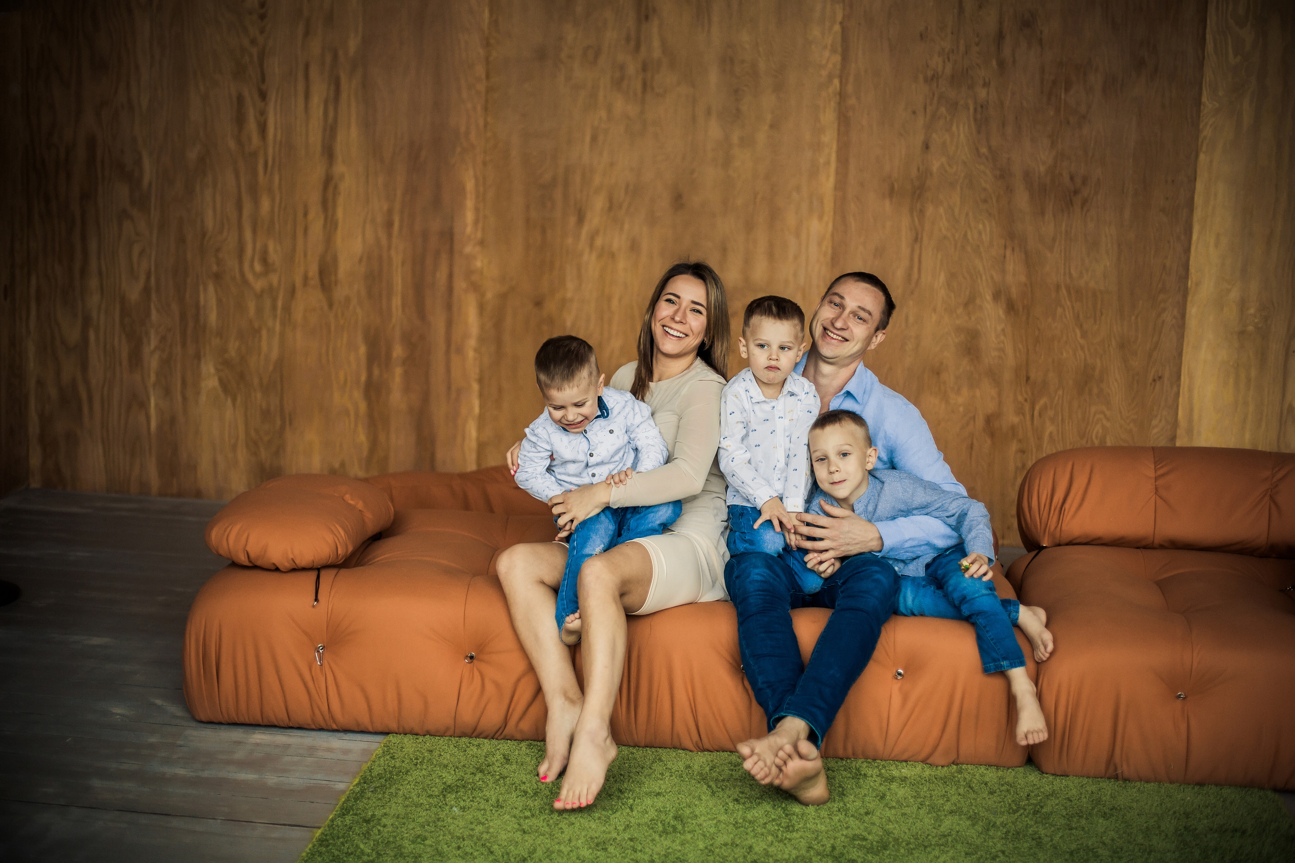 Фотосессия бабушки с внучкой во дворе Сен-Жермен. Детский, свадебный и семейный фотограф Юлия Курбатова, Санкт-Петербург