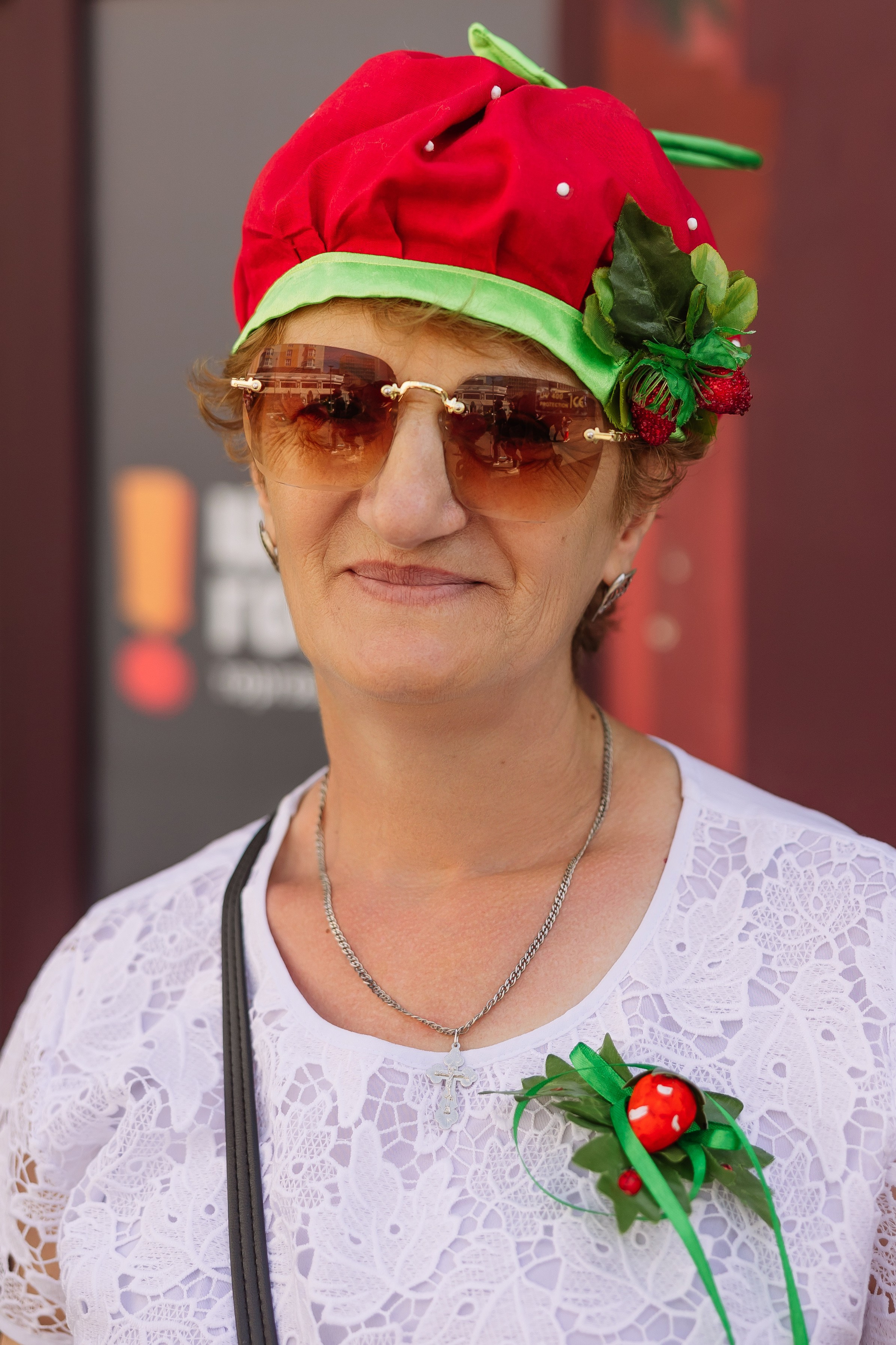 Женская фотография в клубничном костюме в Центре Города 