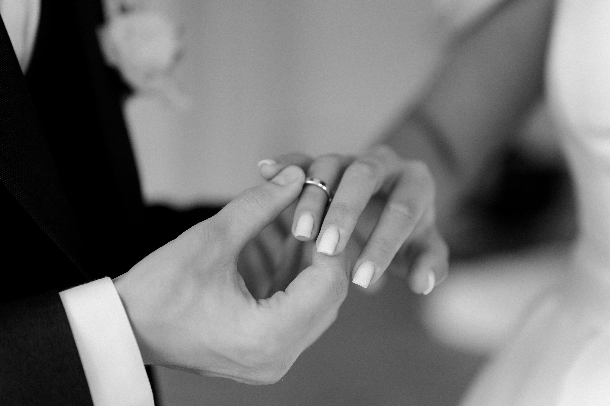 жених надевает колько невесте