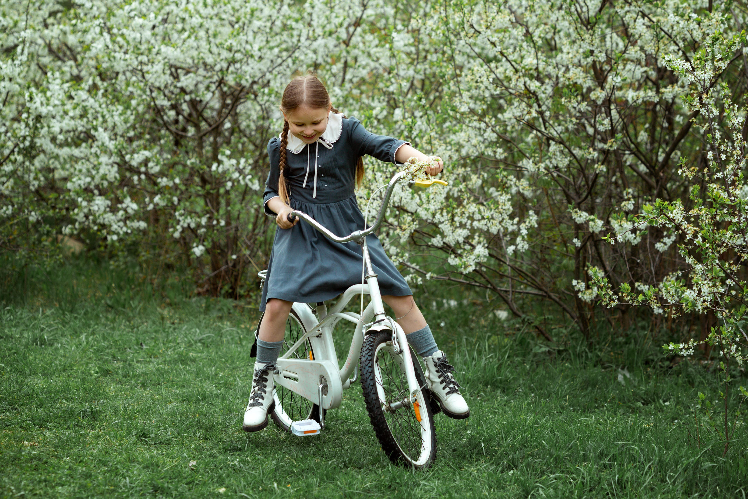 Анюта. Цветение вишни. Фотограф Антонина Свешникова. ВЫПУСКНЫЕ ФОТОКНИГИ для детских садов и школ. Москва, Владимир