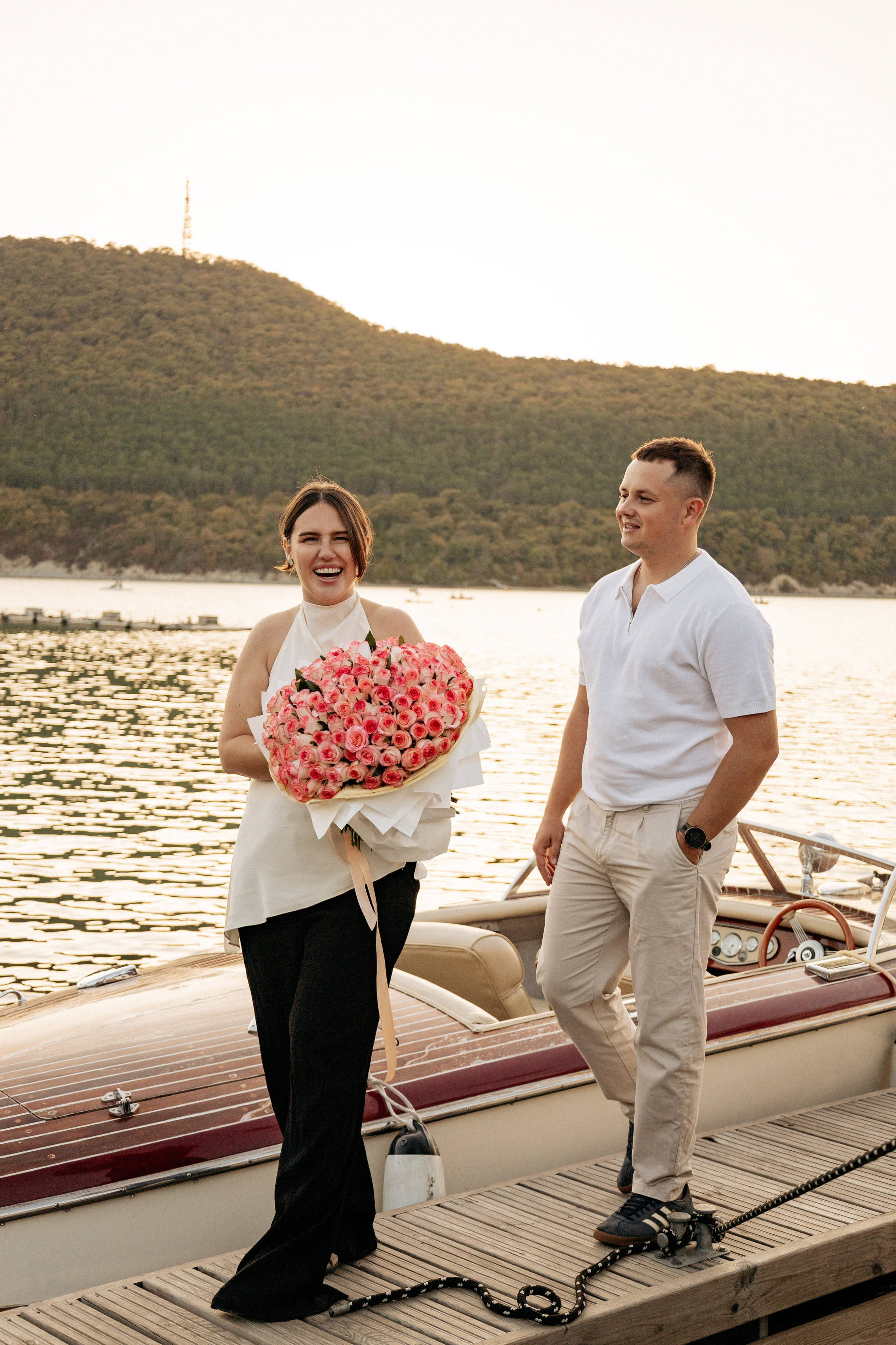 Счастливые моменты: пара наслаждается отдыхом на бирюзовой воде