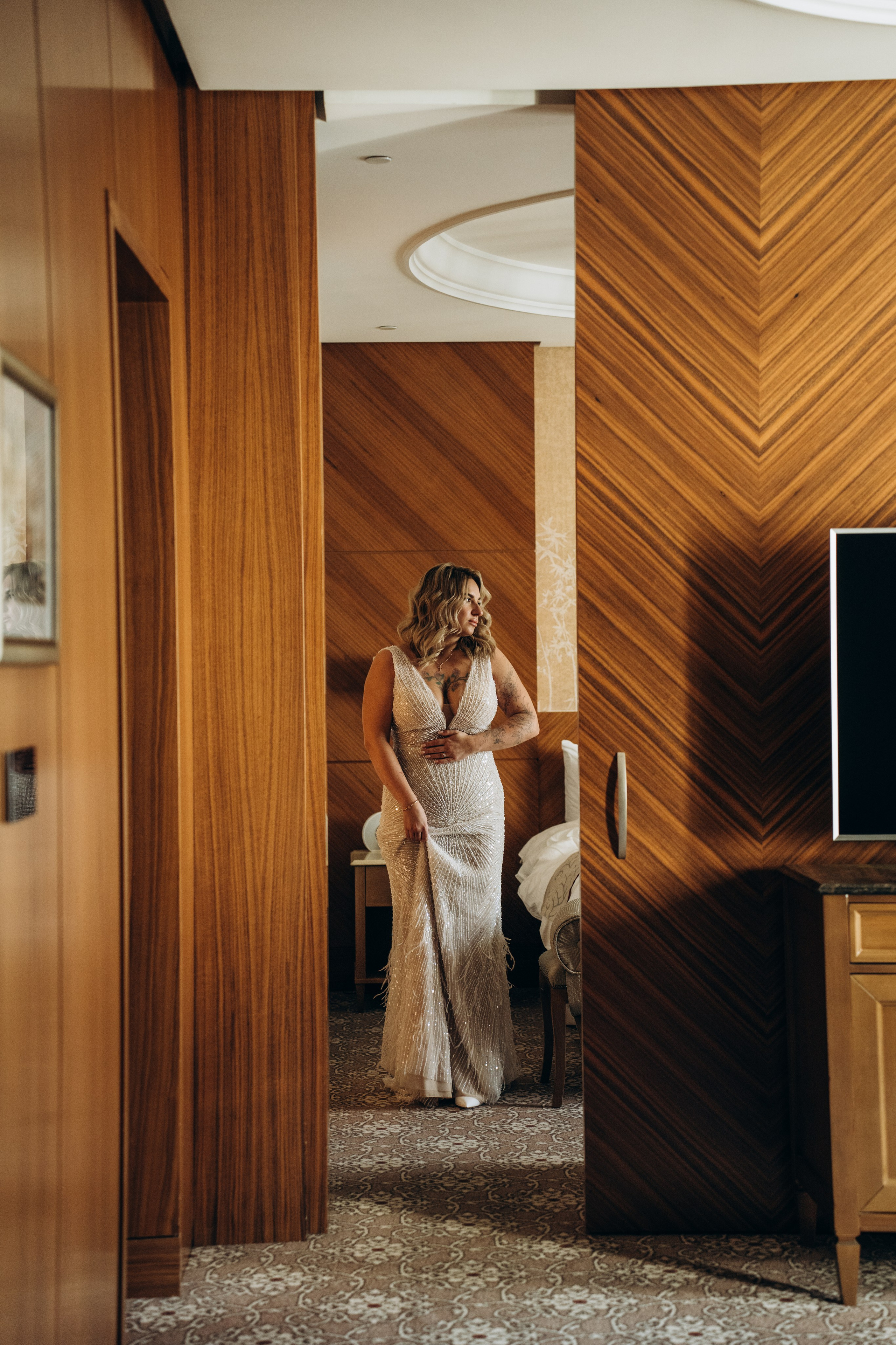 Жених смотрит на часы, ожидая начала церемонии — профессиональная съемка важных моментов свадебного дня.