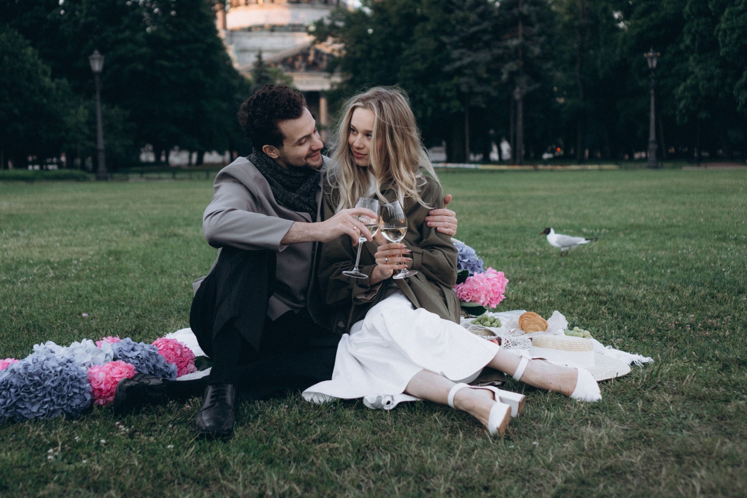 СВАДЕБНАЯ СЬЕМКА ПАРЫ НА РАССВЕТЕ В БЕЛЫЕ НОЧИ И ПРОГУЛКА С РАЗВОДНЫМИ МОСТАМИ И ПИКНИК ВОЗЛЕ ИСАКИЕВСКОГО СОБОРА. Профессиональный фотограф, Санкт-Петербург — Виктория Богомолова