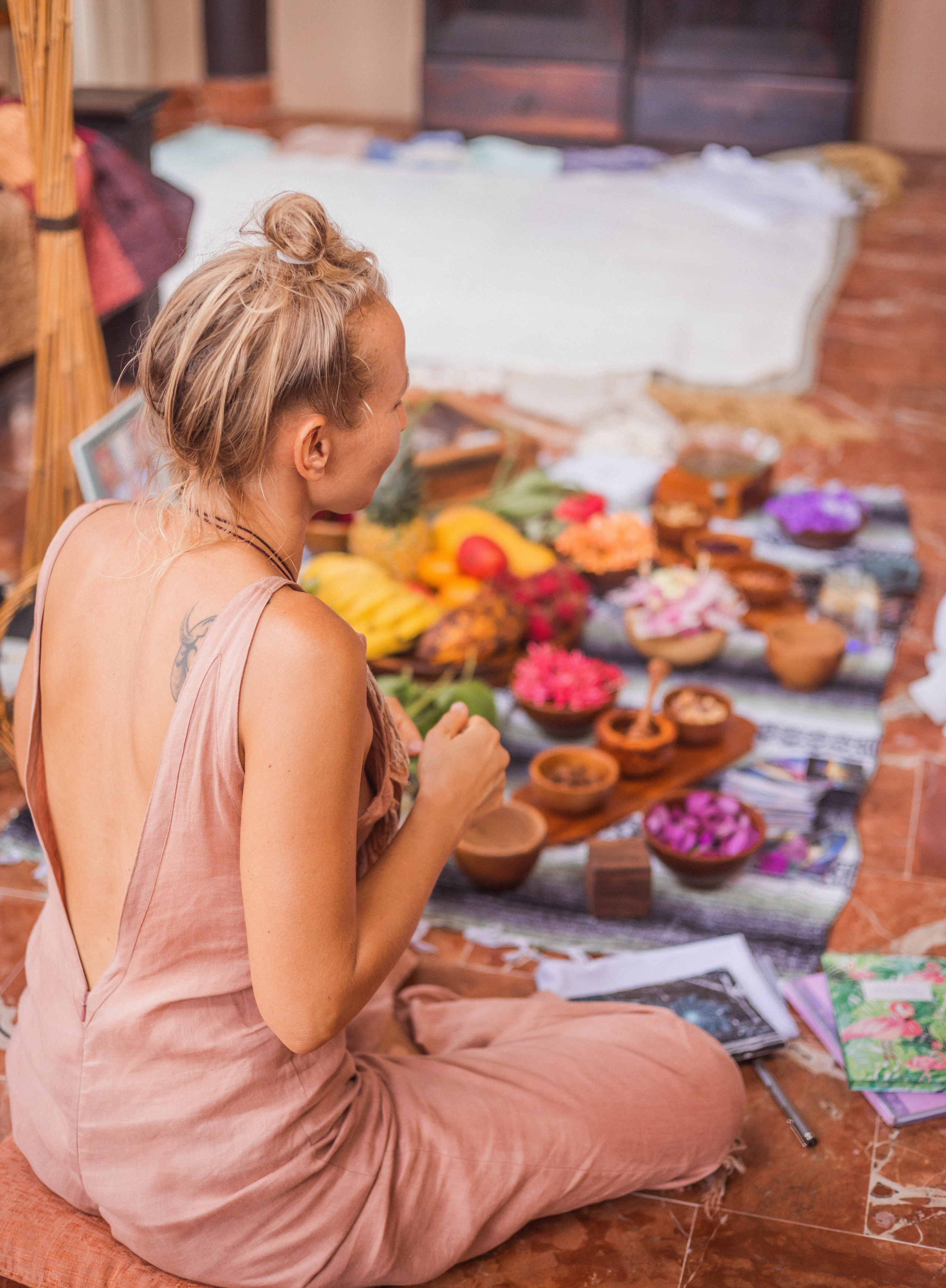 Swaddling practice by Nana. Family, portrait, content photo in Costa Rica Evgeniya Besprozvannykh