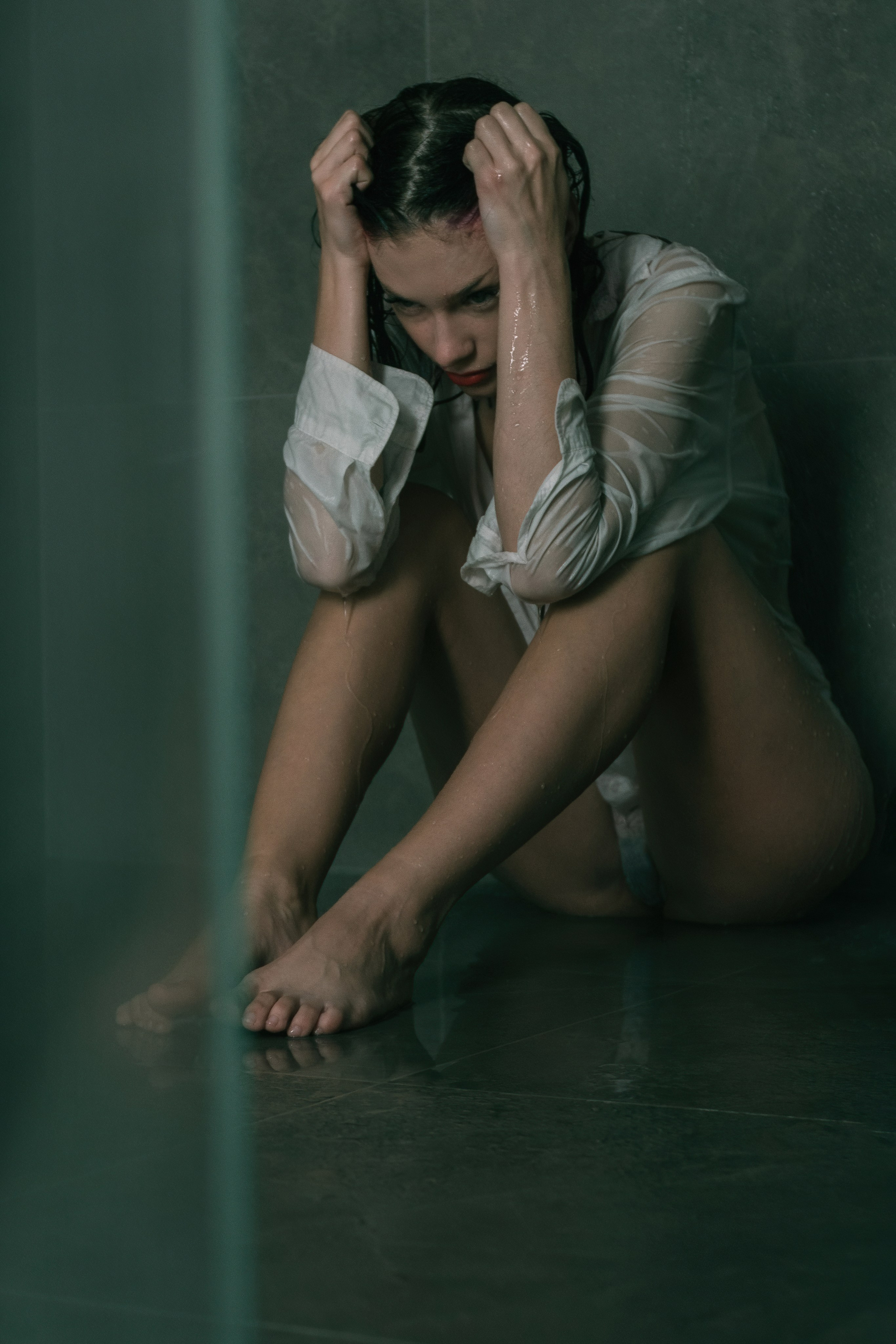 Эмоциональный портрет молодой девушки. Отчаяние, утрата, глубокое горе.