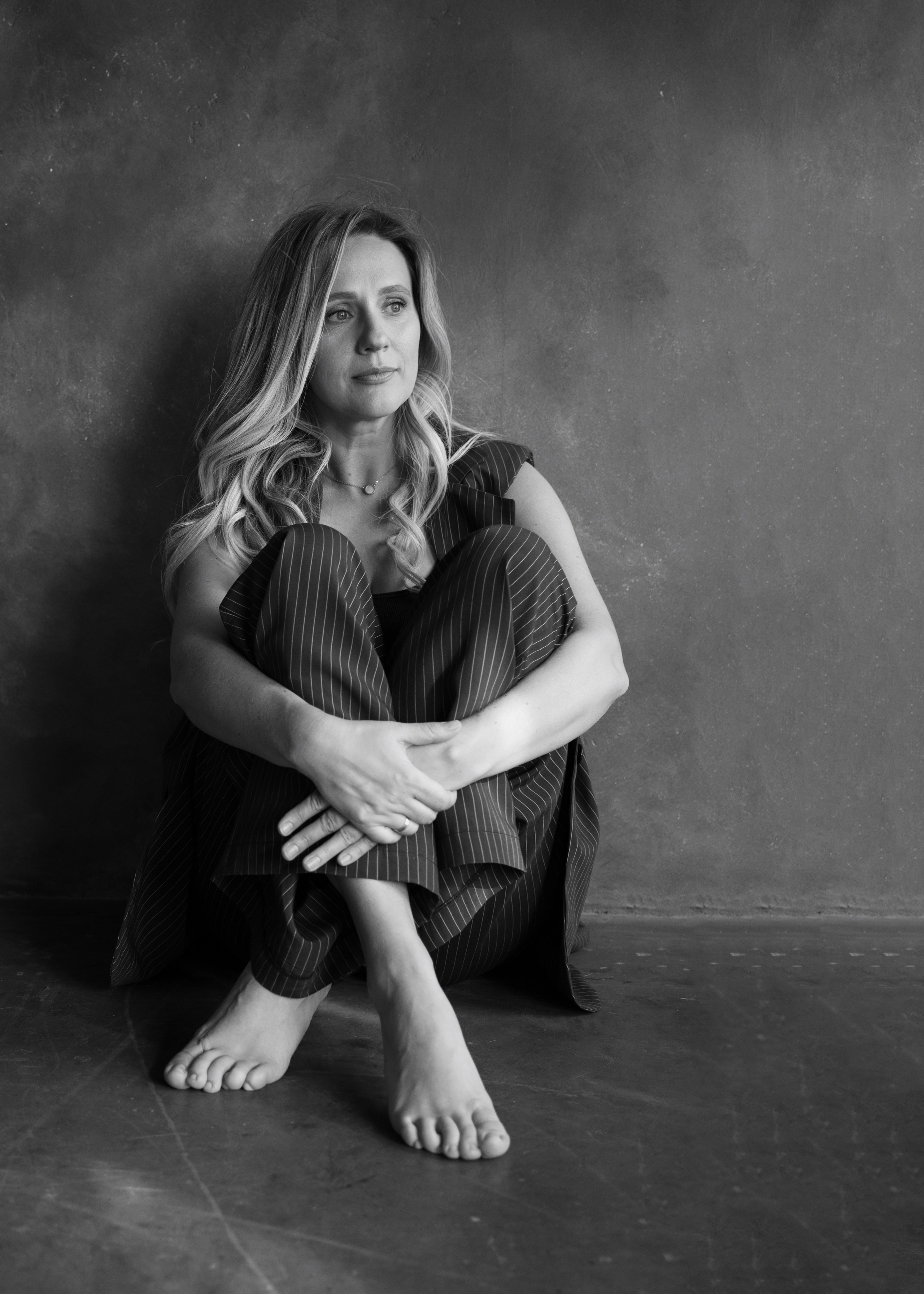 Женский нежный фотопортрет на стуле в студии Красноряск. Женский фотограф в Красноярске