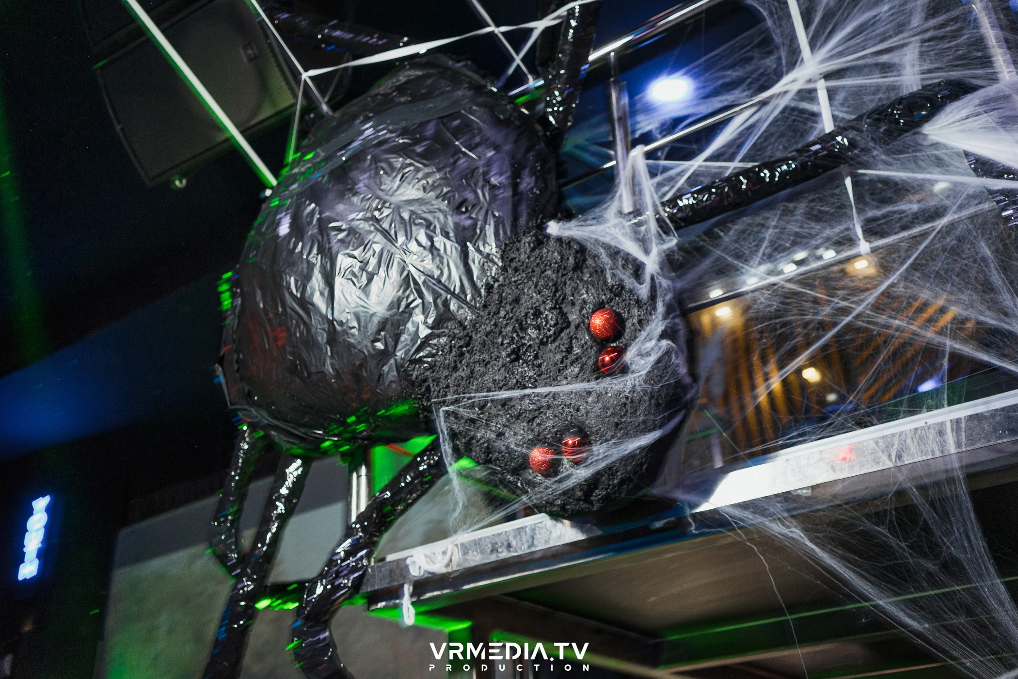 Halloween ARACHNOPHOBIA в баре «Друзья»