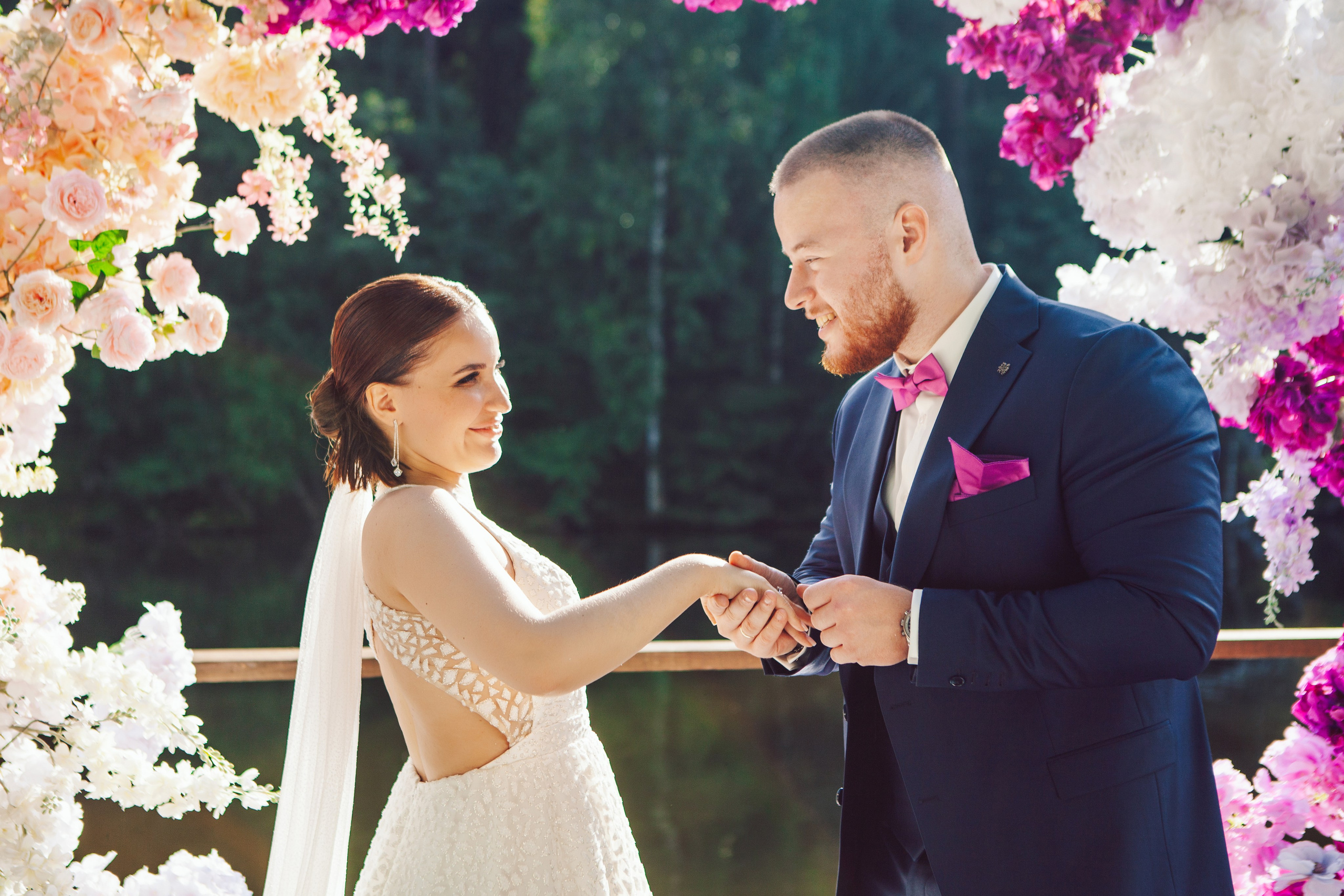 жених надевает кольцо невесте на выездной регистрации брака 2025