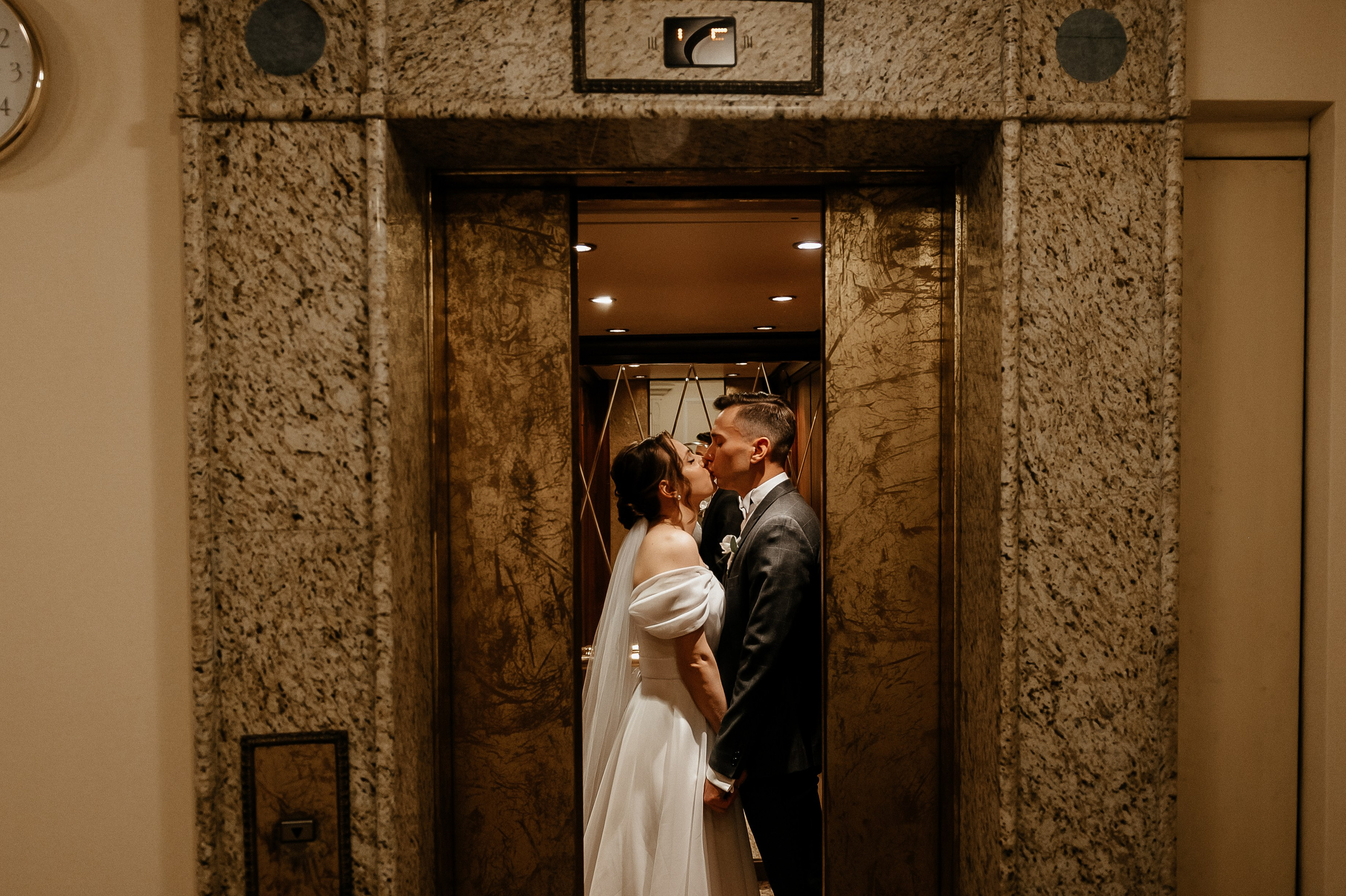 Свадебный кадр в лифте отеля Садовое кольцо